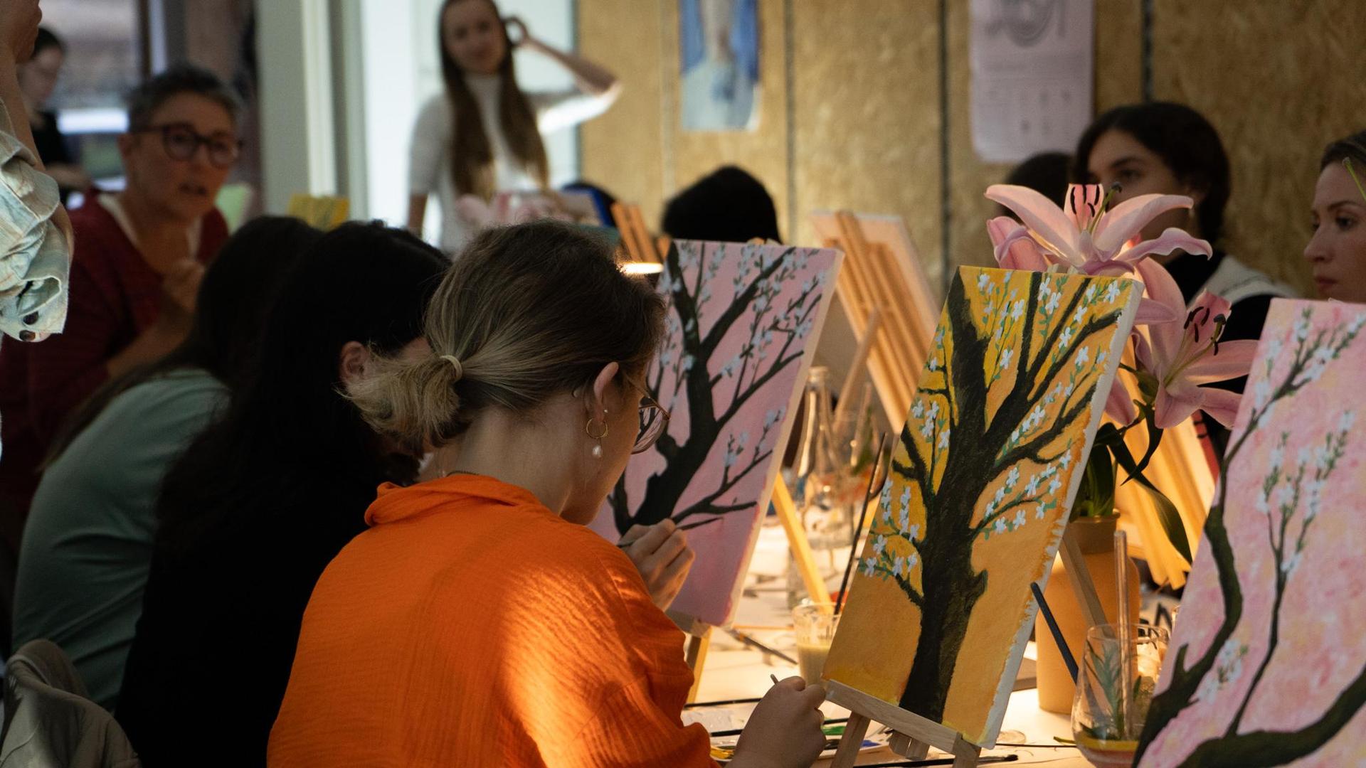 Apfelbaumäste malen und Aperitif trinken bei der Art Night in Sulzbach-Rosenberg. (Bild: knz)