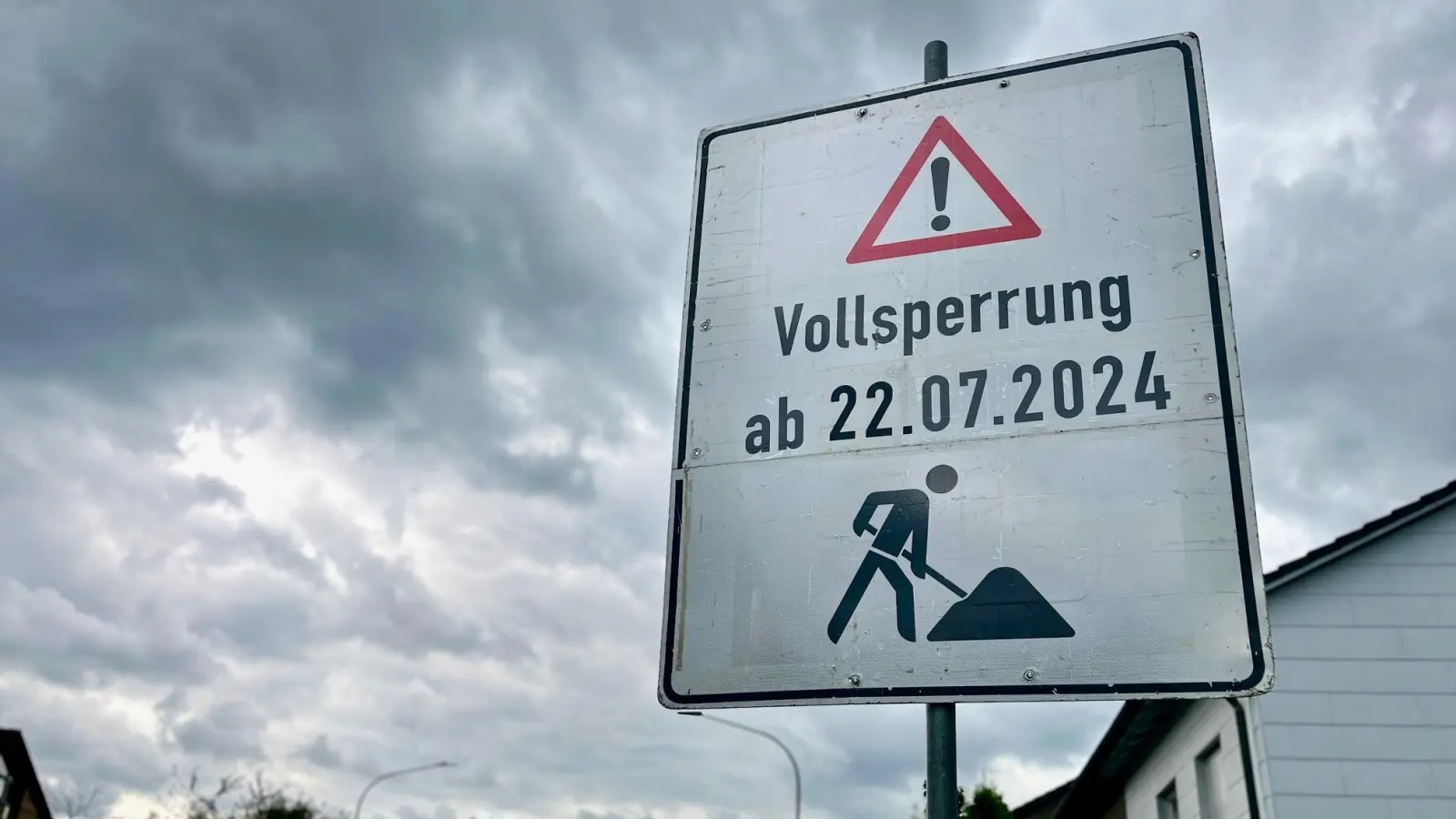 Die Staatsstraße 2166 zwischen Weiden und Letzau wird wegen Straßenbauarbeiten für mehrere Wochen gesperrt.  (Bild: Gabi Schönberger)