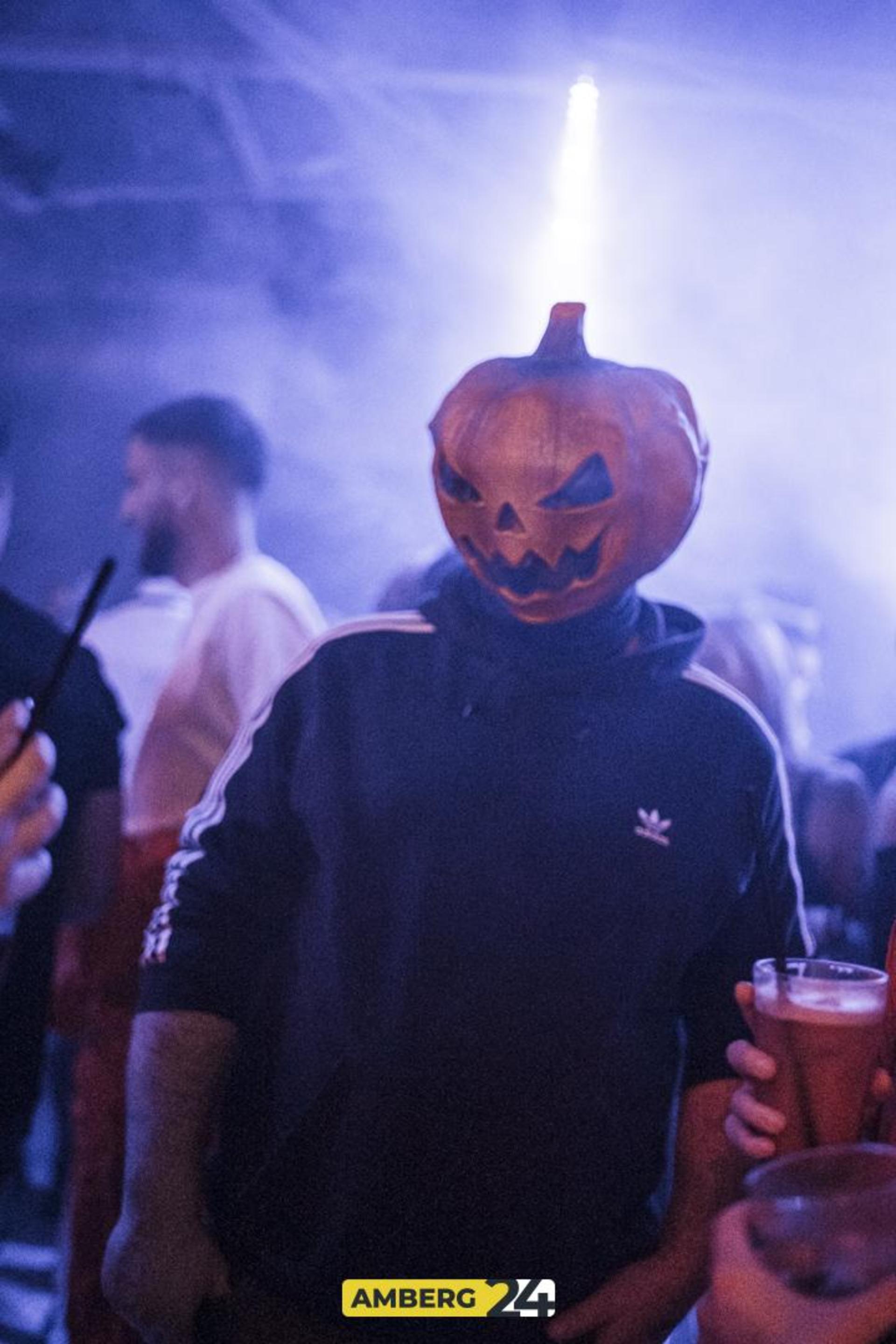 Saures auf die Ohren und eine spooky Atmo haben die Veranstalter der fetten Halloween-Party im Happy Rock versprochen. (Bild: Julia Bär)