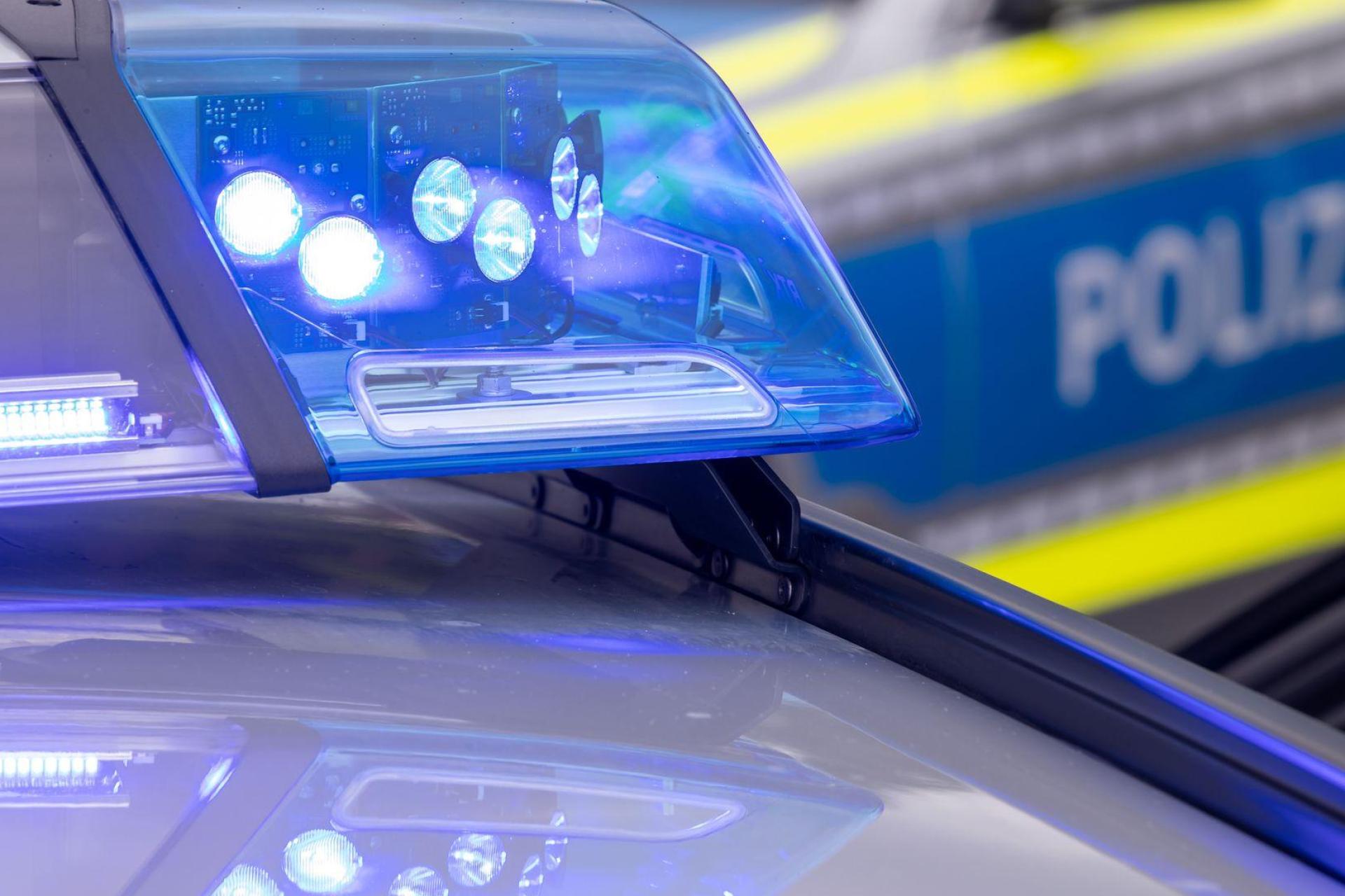Ein geparkter Dacia wurde in Amberg beschädigt.  (Symbolbild: Daniel Karmann/dpa)