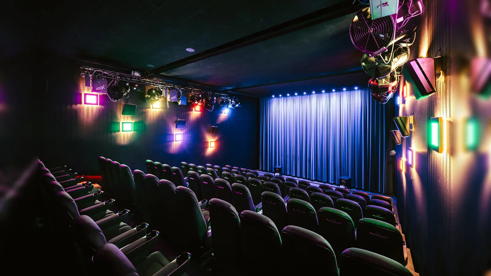 Einen Film ihrer Wahl dürfen Ehrenamtliche der Stadt Amberg am 5. Dezember kostenlos im Cineplex-Kino anschauen. (Archivbild: Cineplex Amberg)