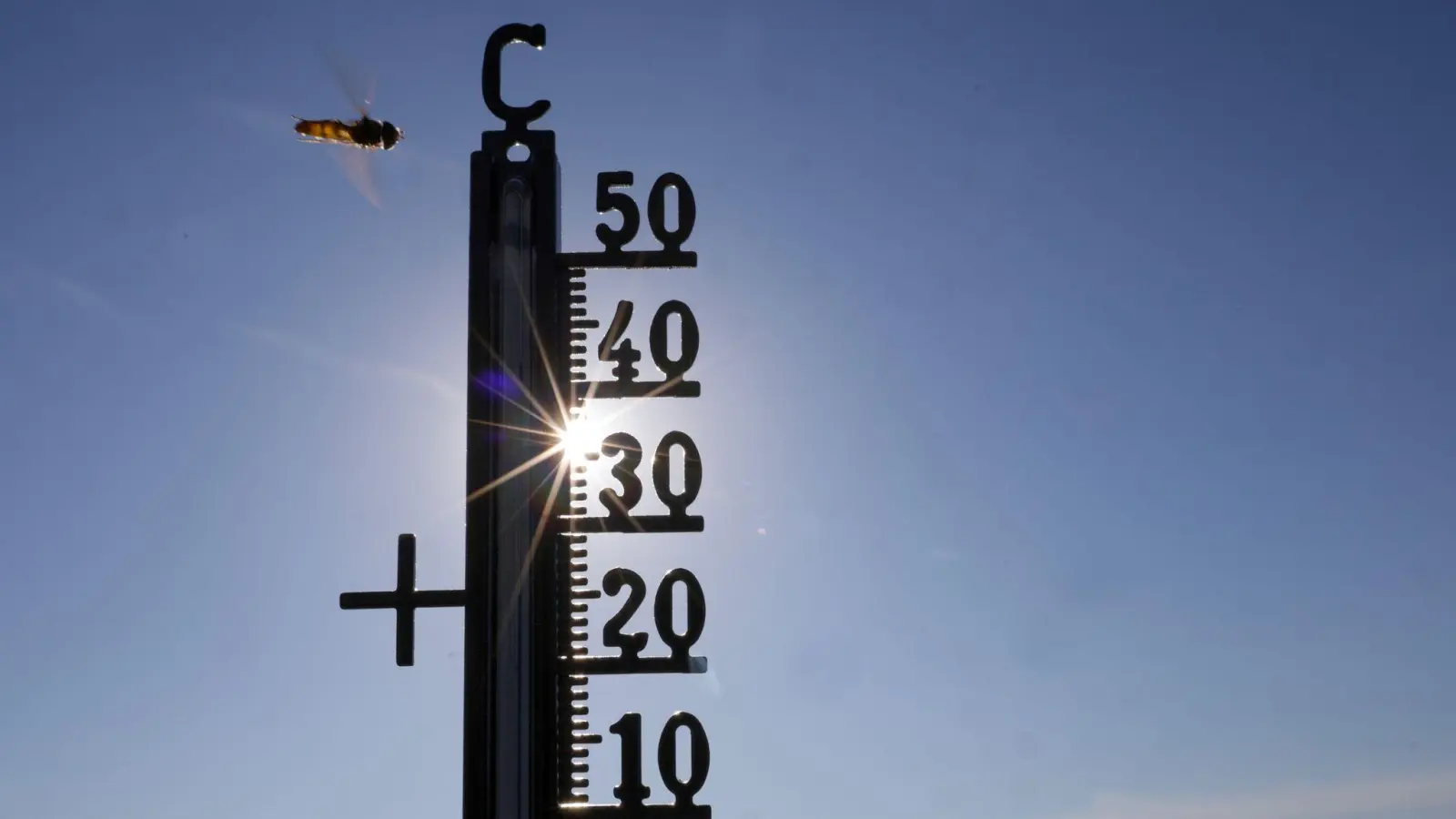 Hat die Hitze mit dem Klimawandel zu tun? Die meisten Menschen in Deutschland gehen davon aus.  (Symbolbild: Thomas Warnack/dpa)