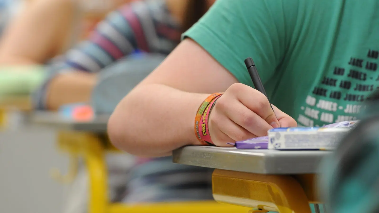 Die Schüler müssen den Jahrgangsstufentest nicht nachschreiben.  (Symbolbild: Armin Weigel/dpa)