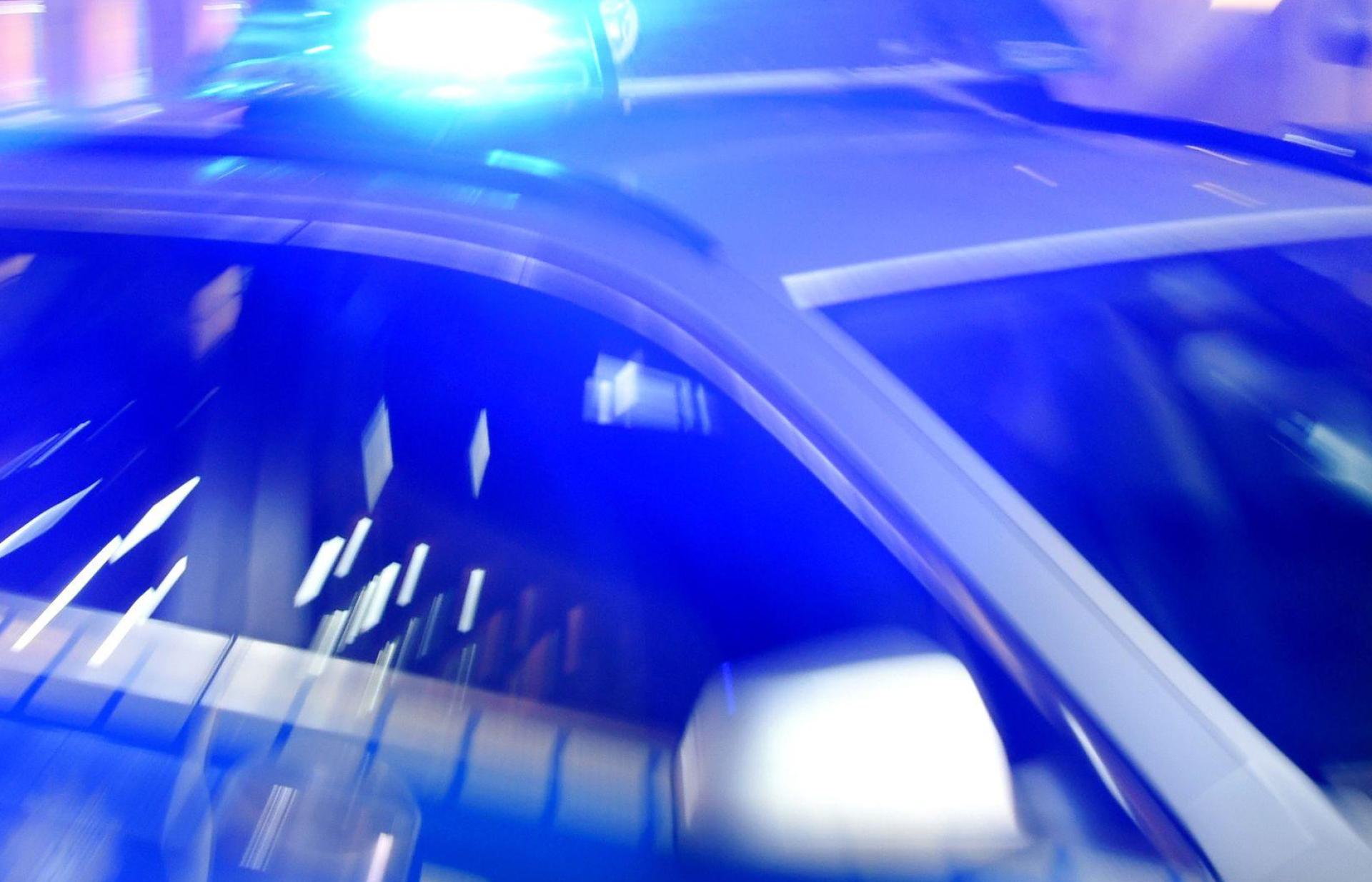 Nach dem Unfall ist die B470 bei Auerbach derzeit gesperrt. (Bild: Carsten Rehder/dpa)