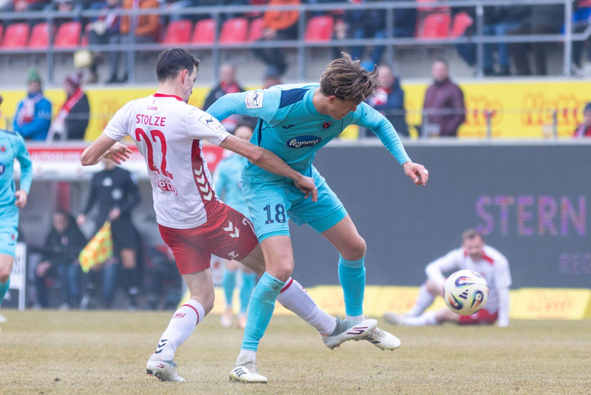 Jahn-Akteur Sebastian Stolze (weißes Trikot) im Zweikampf mit einem Kölner. (Bild: Sascha Janne)