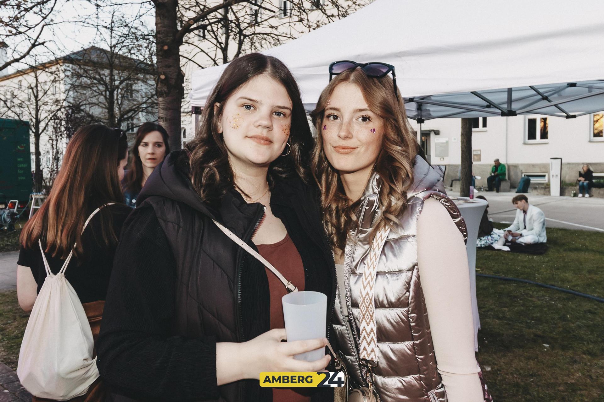Das erste Mal fand in Amberg das Kirschblütenfestival statt. Der Campus der Amberger OTH verwandelte sich in ein pinkes Paradies. Lolo war für euch vor Ort.  (Bild: Lolografie)