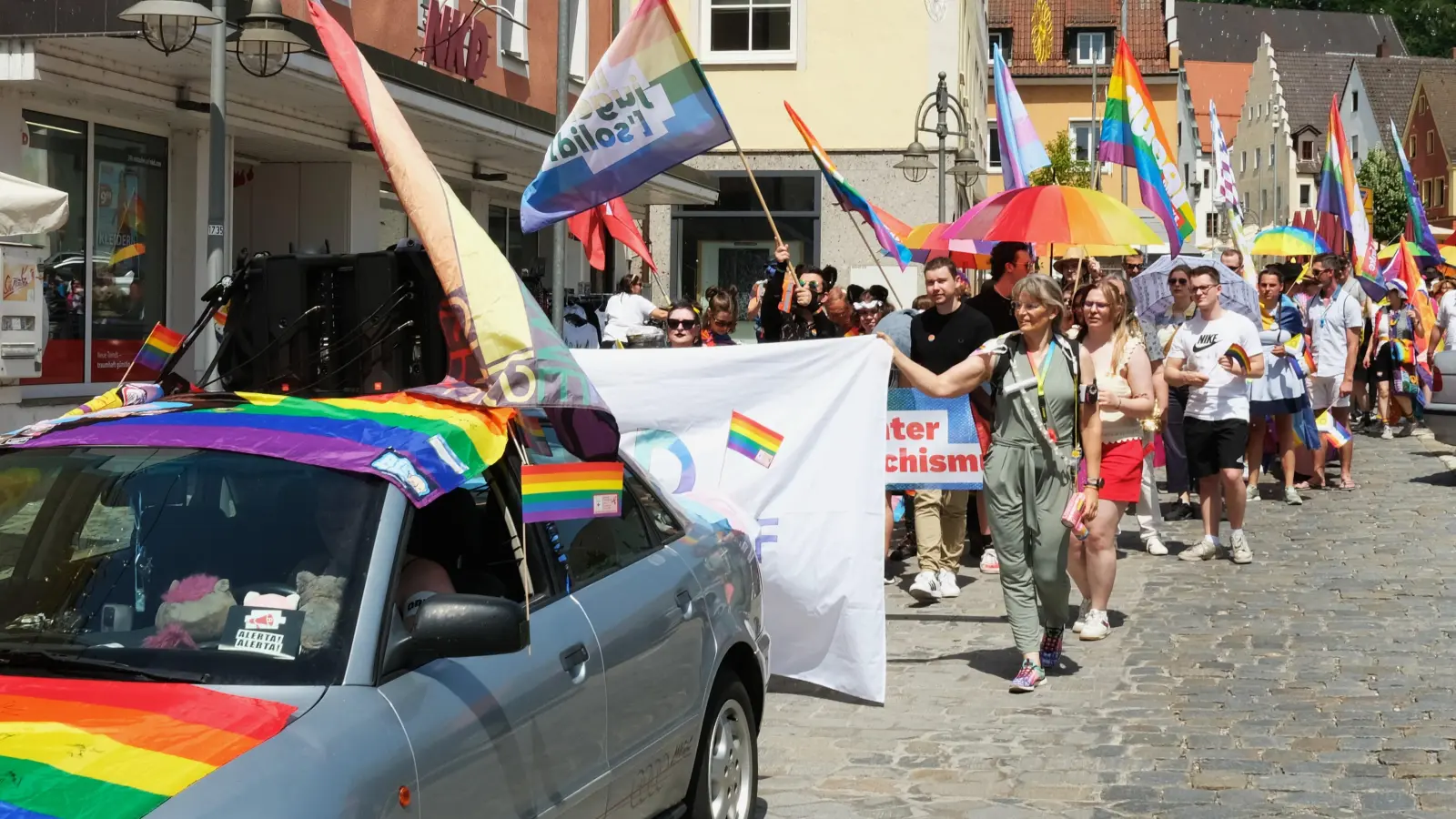 200 Teilnehmer ziehen durch die Schwandorfer Innenstadt und demonstrieren für mehr Akzeptanz und Gleichstellung queerer Menschen.  (Bild: Hirsch)