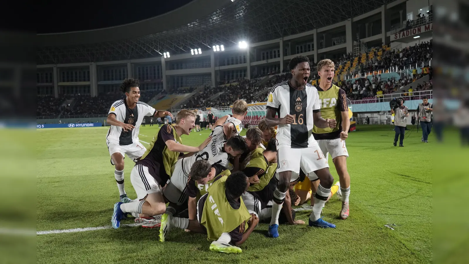 Die deutsche U17 ist Fußball-Weltmeister. Die deutschen Spieler feiern. (Bild: Achmad Ibrahim)