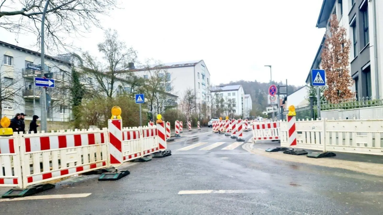 Auch 2024 investieren die Stadtwerke Amberg wieder in die Strom-, Gas- und Wasserversorgung. Ohne Baustellen wird das nicht gehen. Wie hier 2023 am Mariahilfbergweg beim Klinikum St. Marien Amberg.<br> (Archivbild: Karoline Gajeck-Scheuck/exb)