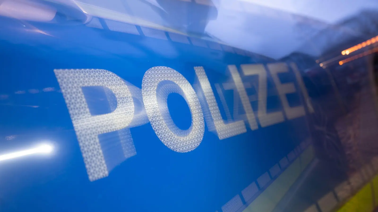 Ein 44-jähriger Mann attackiert eine 18-Jährige in einer Diskothek in Schwandorf. Die Polizei greift ein. (Symbolbild: Marijan Murat/dpa)