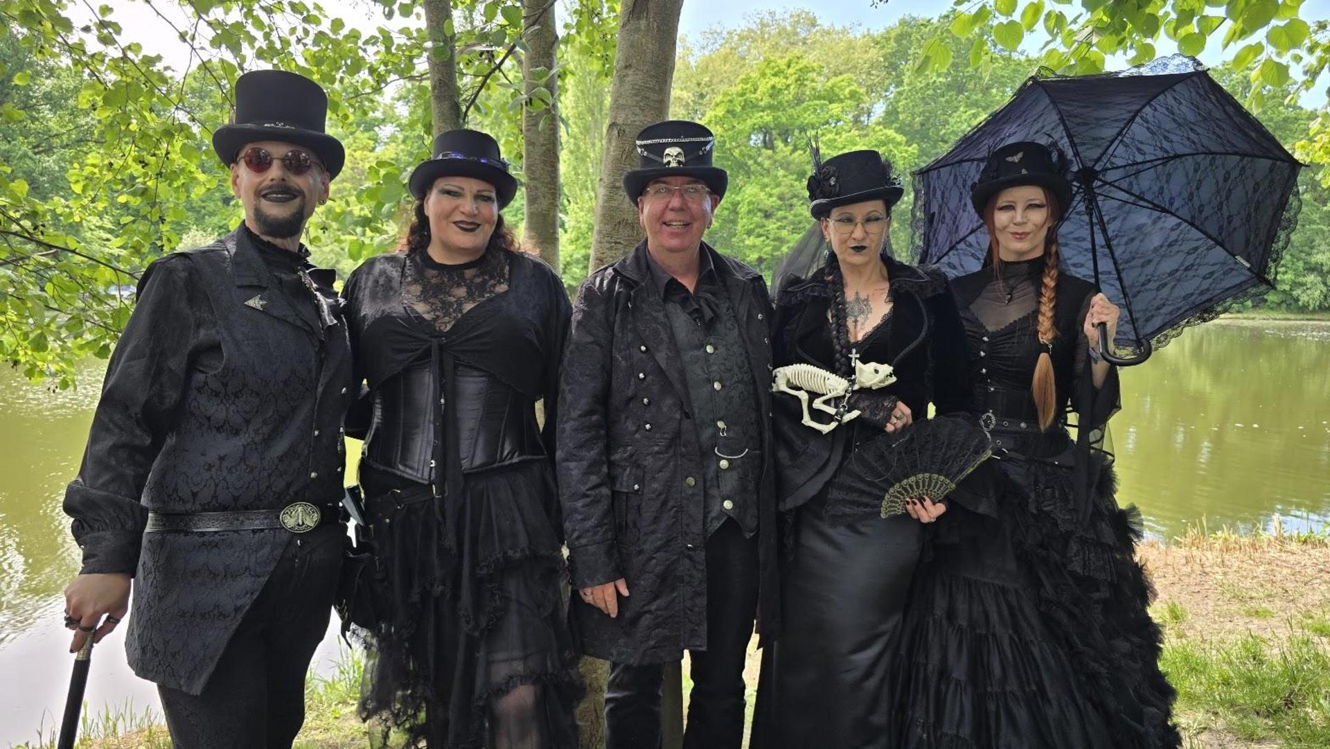 Das viktorianische Picknick beim Wave-Gotik-Treffen in Leipzig begeisterte die Besucher. (Bild: Richard Kirschner)
