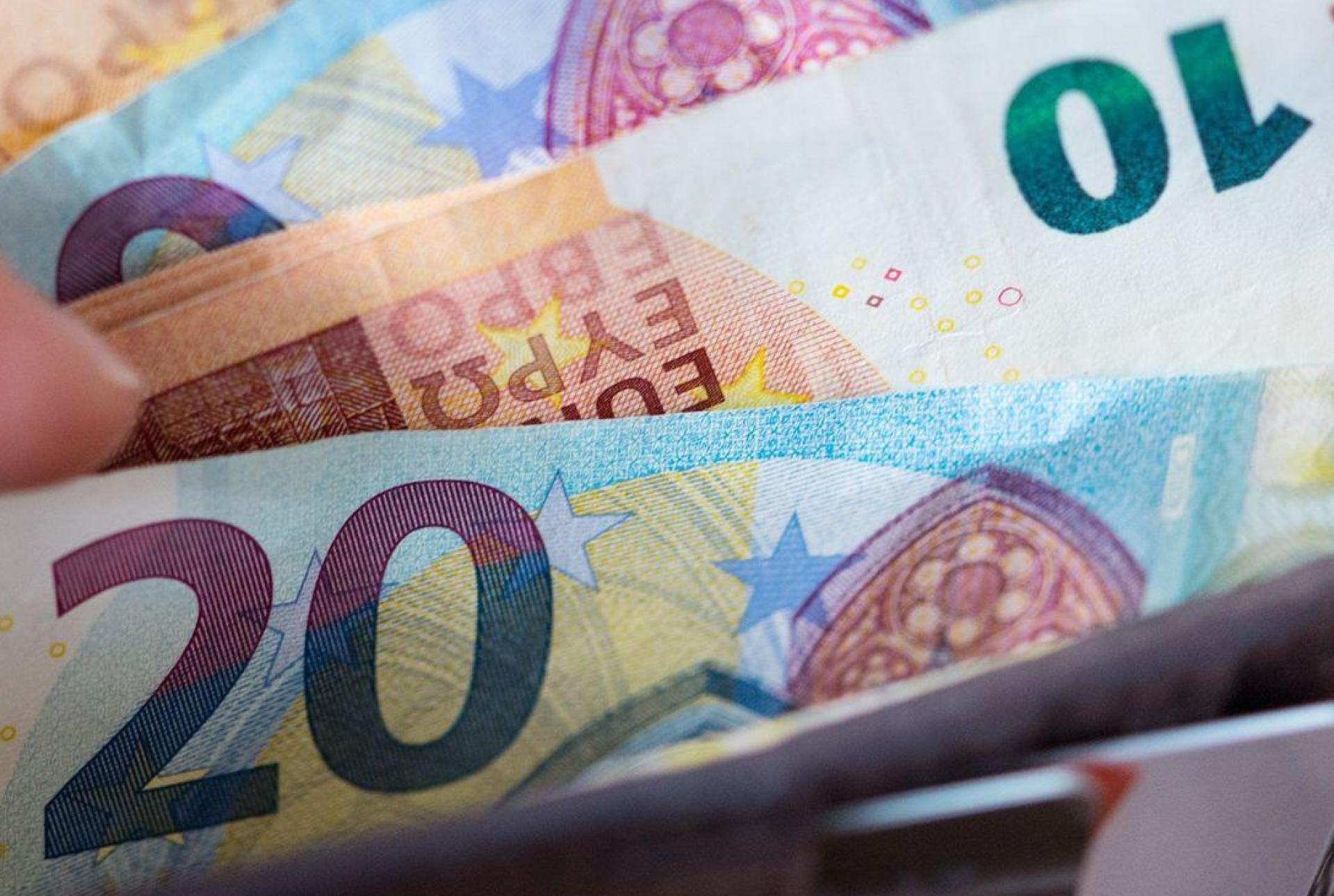 Eine 21-Jährige aus Neumarkt hat 15.000 Euro an einen Betrüger verloren.  (Symbolbild: Monika Skolimowska/dpa)