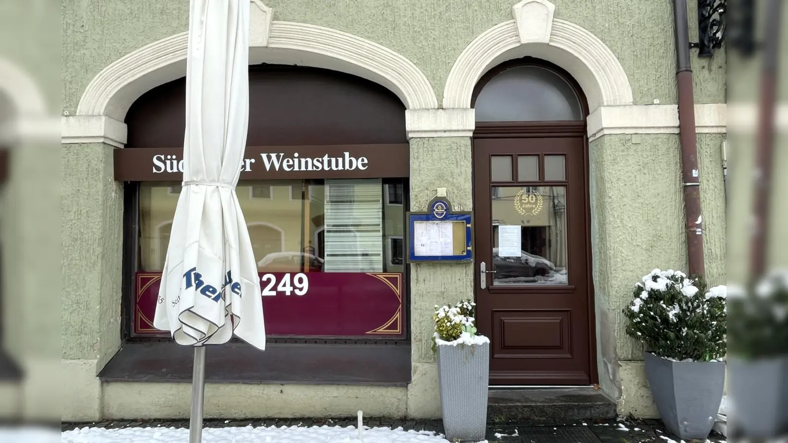 Von nun ab bleibt die Tür zur ältesten Pizzeria Ambergs geschlossen. Mit einem DIN-A4-Blatt an der Tür verabschieden sich die Betreiber nach 55 Jahren mit einem Dankeschön an ihre Gäste. (Bild: Susanne Schwab)