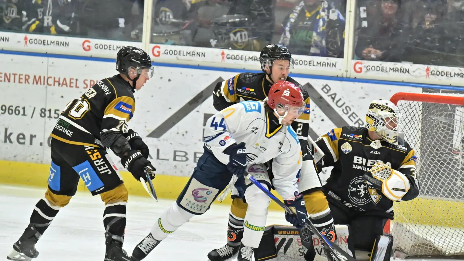 Lucas Di Berardo (rechts) hielt den ERSC Amberg lange im Spiel.  (Bild: Hubert Ziegler)