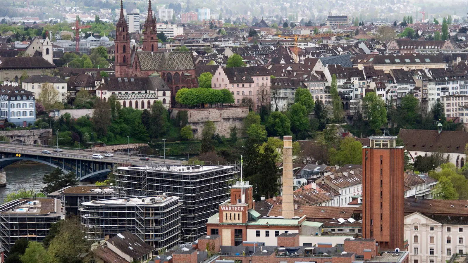 Basel hat im Rennen um die Austragung des ESC 2025 die Nase vor Genf. (Archivbild)  (Bild: Georgios Kefalas/Keystone/dpa)