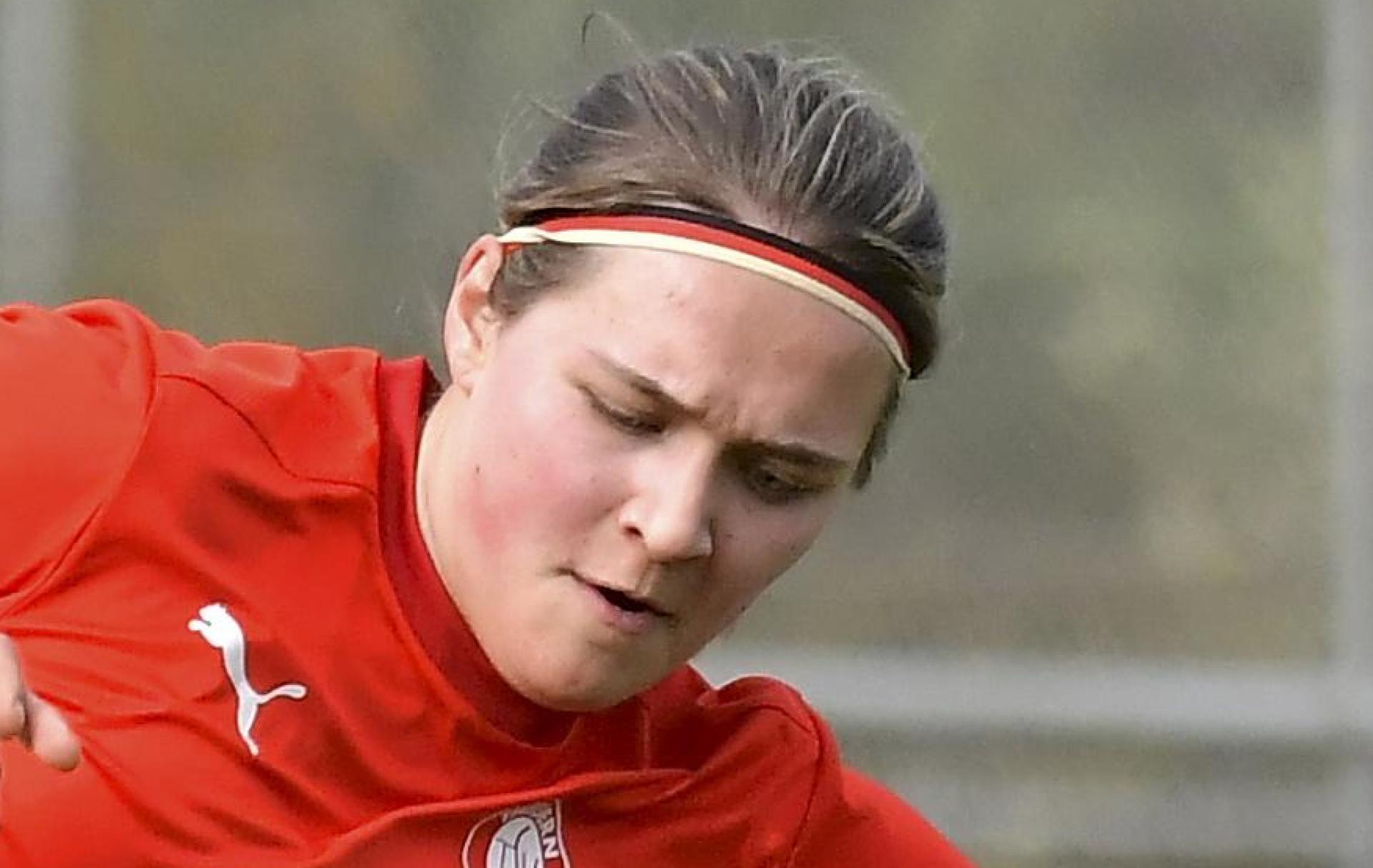 Susanne Stich (rechts/Szene aus einem Spiel gegen Kirchberg) sorgte für den zwischenzeitlichen Ausgleich im Spiel gegen Würzburg. (Archivbild: Hubert Ziegler)