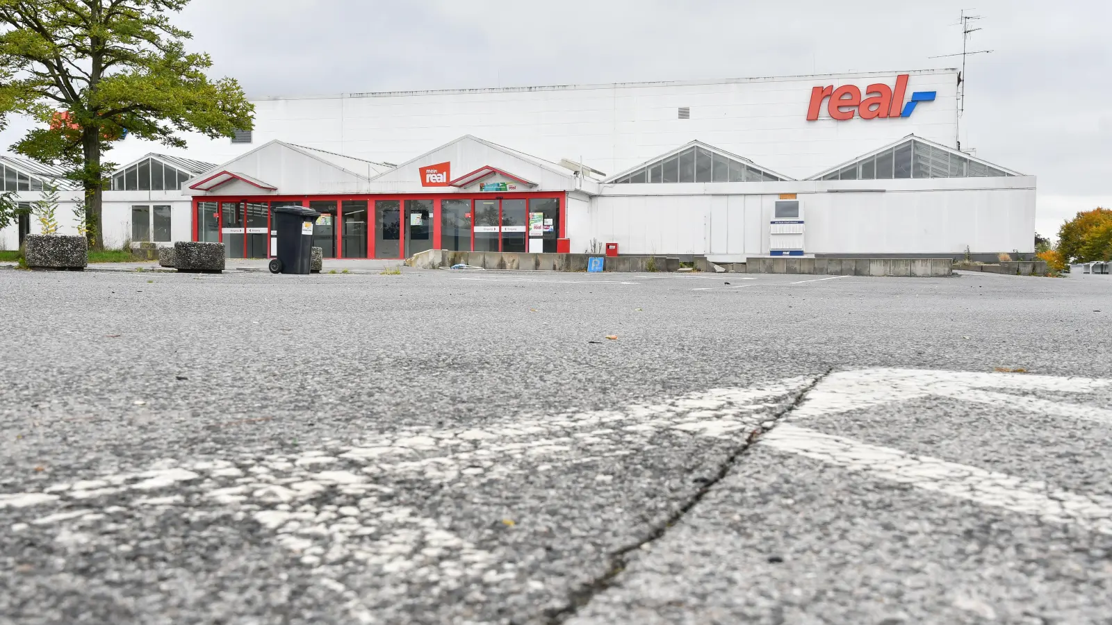 Auf dem Parkplatz des Real-Markts in der Fuggerstraße herrscht gähnende Leere – doch vielleicht nicht mehr lange. (Bild: Petra Hartl)