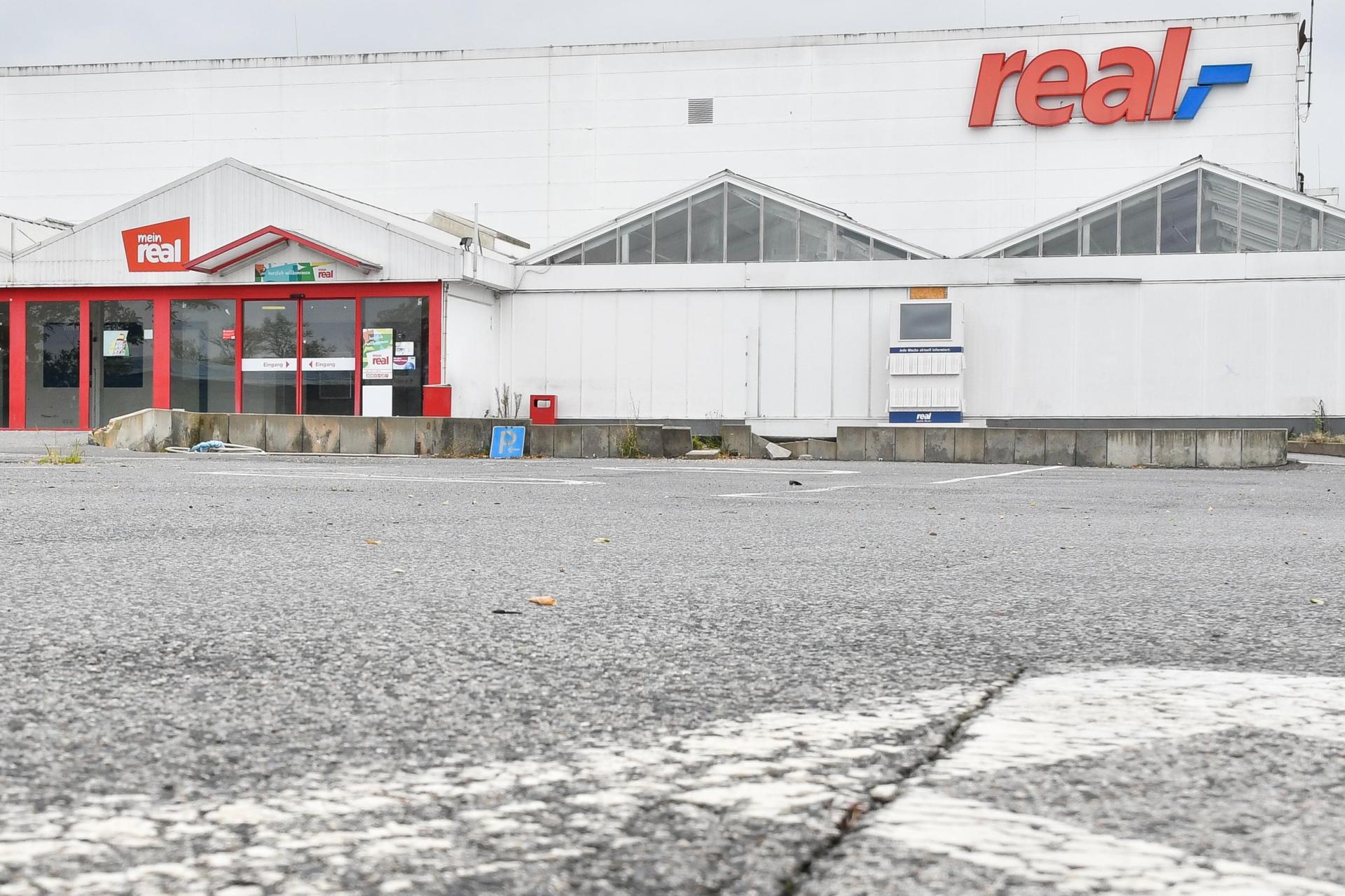 Ehemaliger real Markt in Amberg. Hier wurde jetzt eingebrochen.  (Bild: Petra Hartl)