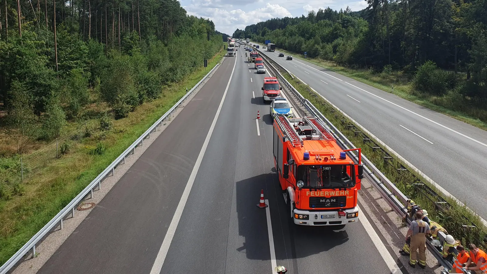 Die A93 war nach einem Unfall bei Schwandorf in Fahrtrichtung Weiden gesperrt.  (Bild: Hösamer)