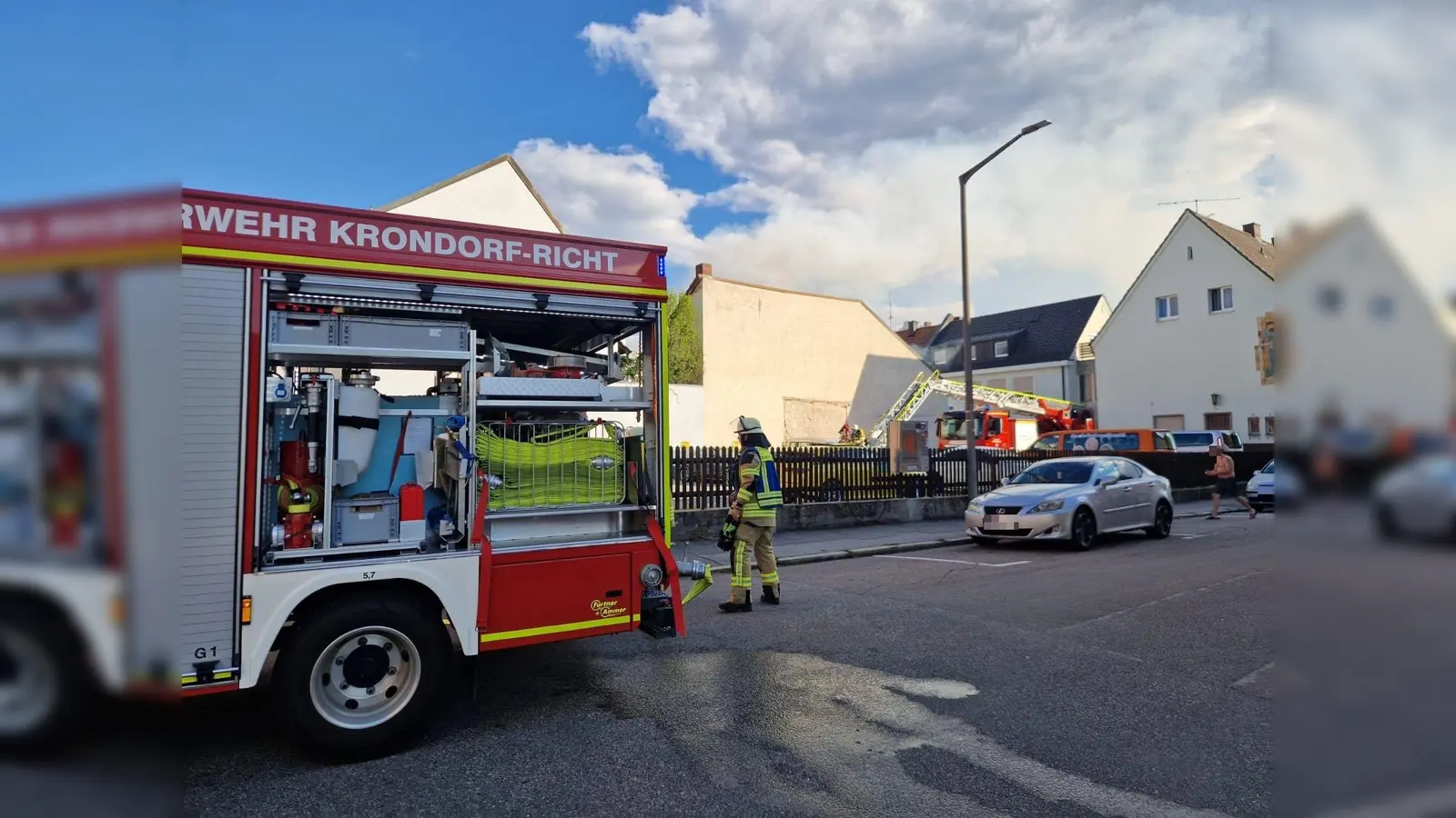 In der Schwandorfer Innenstadt steht ein Hinterhaus in Flammen. Das Feuer griff bereits auf ein weiteres Gebäude über. Die Feuerwehr ist weiterhin im Einsatz. (Bild: Thomas Dobler)