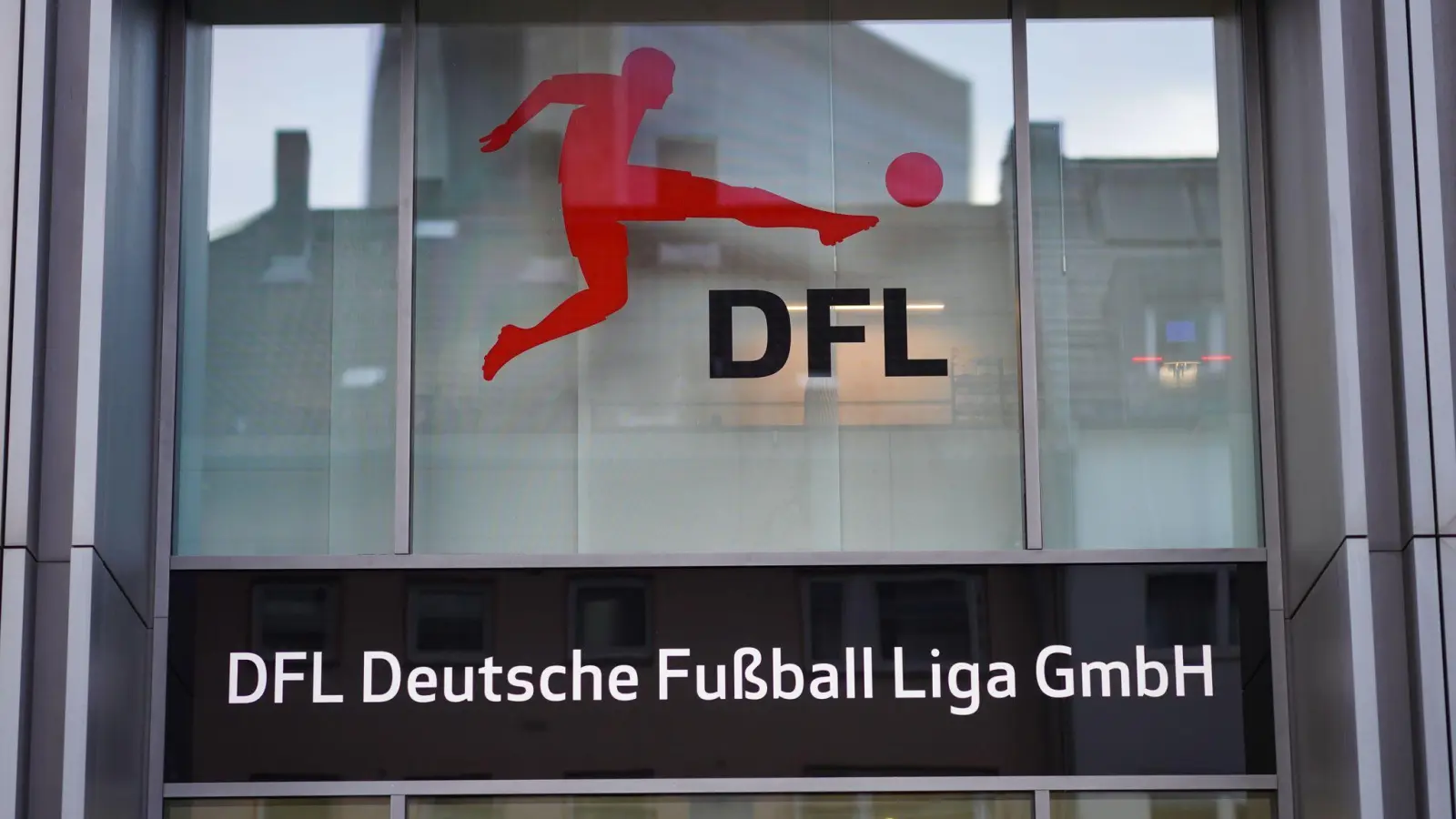 Das Bundeskartellamt stimmt unter anderem eine Änderung der sogenannten „No-Single-Buyer-Rule“ der DFL zu. (Bild: Frank Rumpenhorst/dpa)