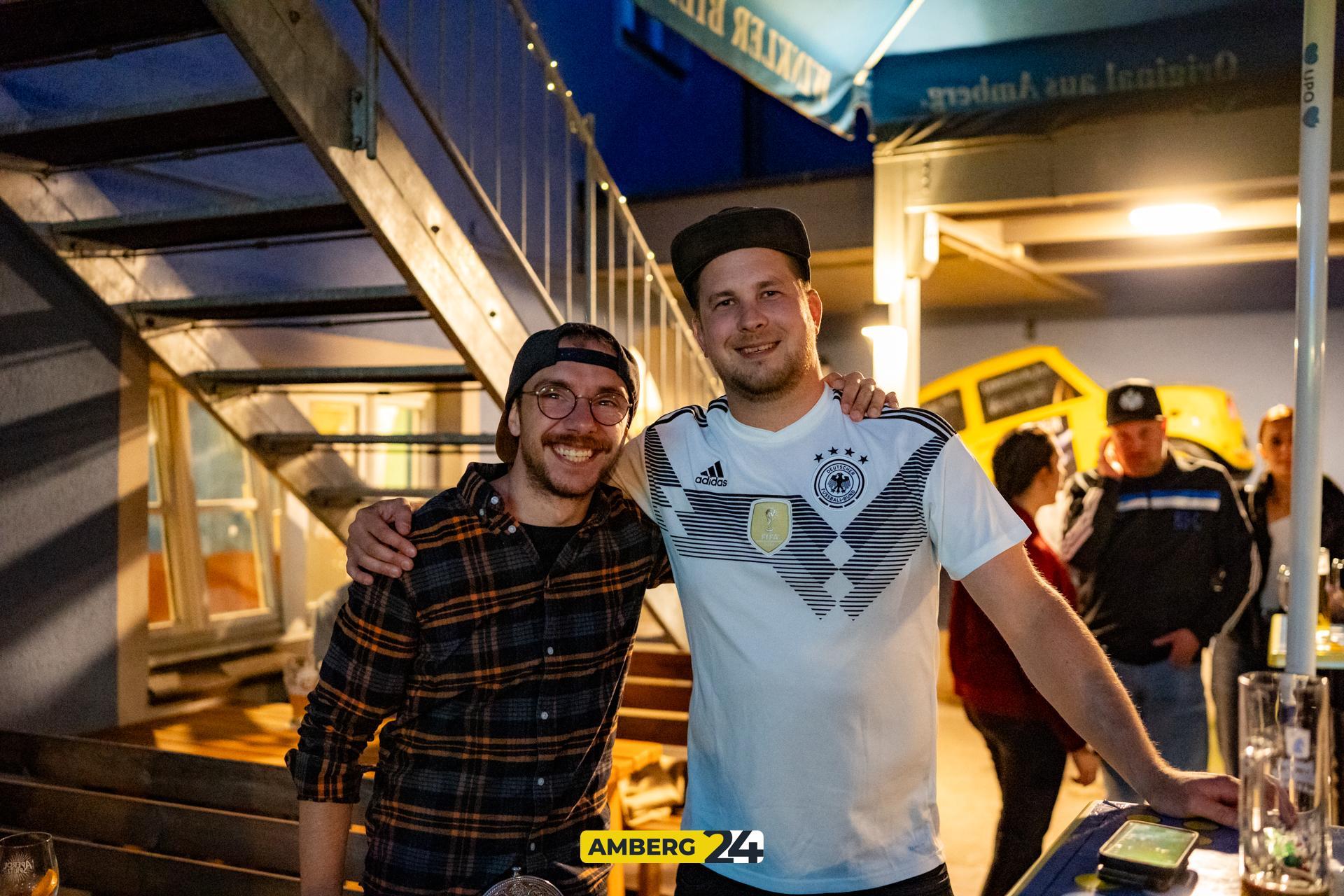 Beim Public Viewing in Amberg war schon ein bissl was los. So habt ihr den Sieg der Deutschen verfolgt. (Bild: Fotografie Lako)