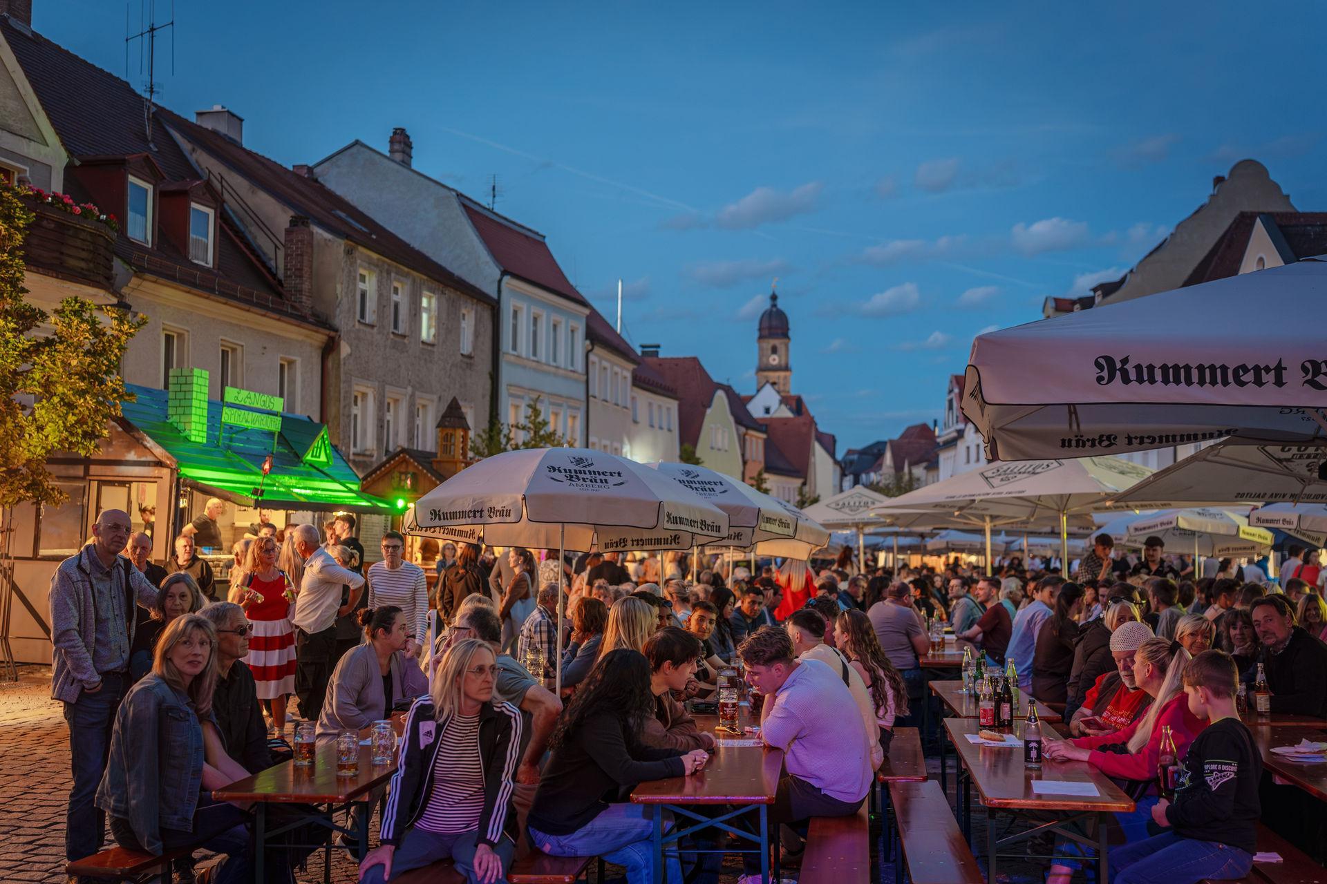 Amberg feiert Altstadtfest und macht die Nacht zum Tag. (Bild: Michael Golinski)