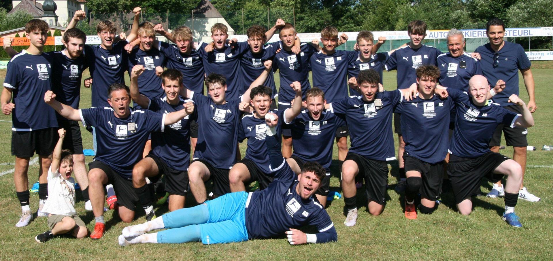 Die Auerbacher A-Junioren bejubeln den Titelgewinn in der Kreisliga. (Bild: Strobl)