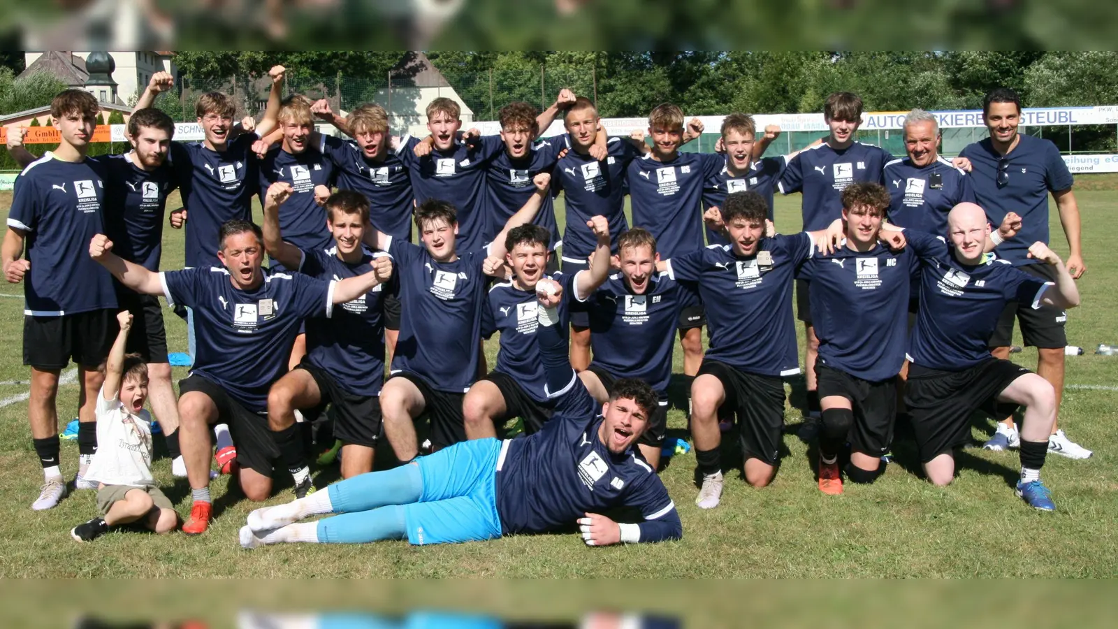 Die Auerbacher A-Junioren bejubeln den Titelgewinn in der Kreisliga. (Bild: Strobl)