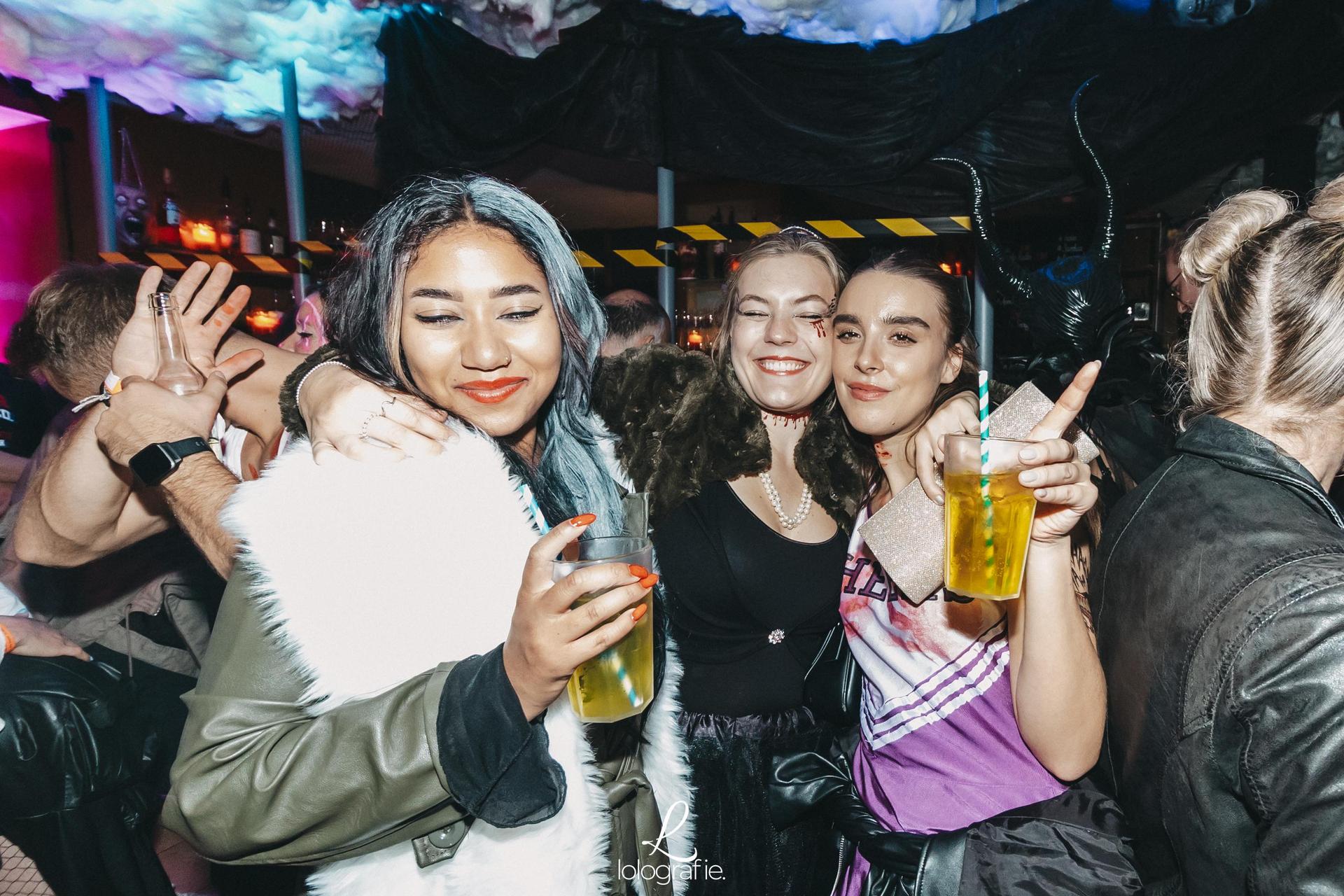 Das Colomba war in der Halloween-Nacht proppenvoll - und geile Verkleidungen gab es auch zu sehen. (Bild: Leonie Hartung)
