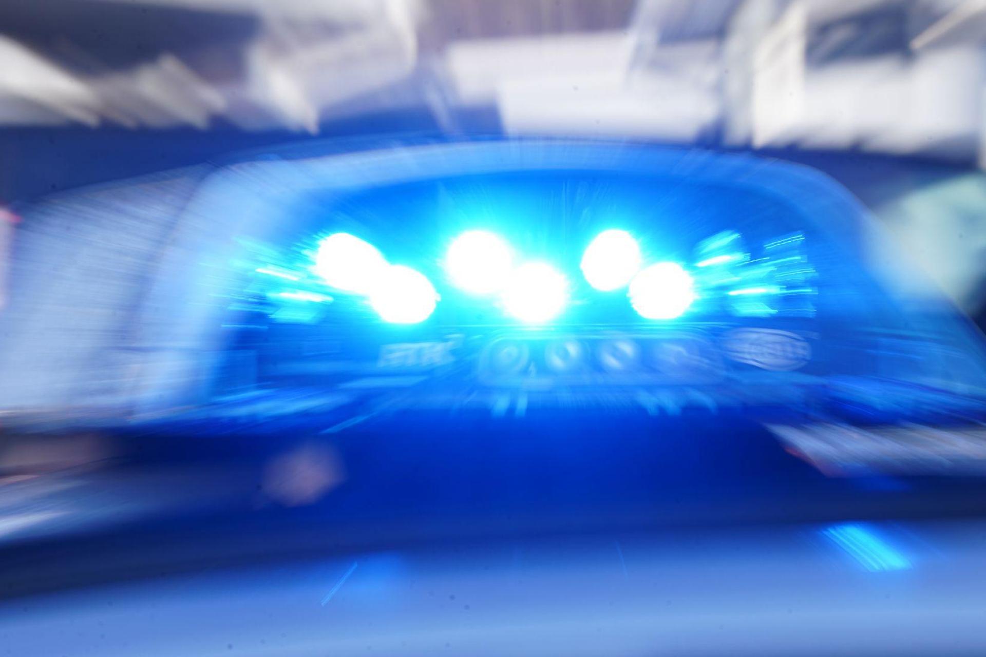 Nach einer Hochzeitsfeier in Fürth würgte ein Gast einen Polizisten.  (Symbolbild: Marcus Brandt/dpa)