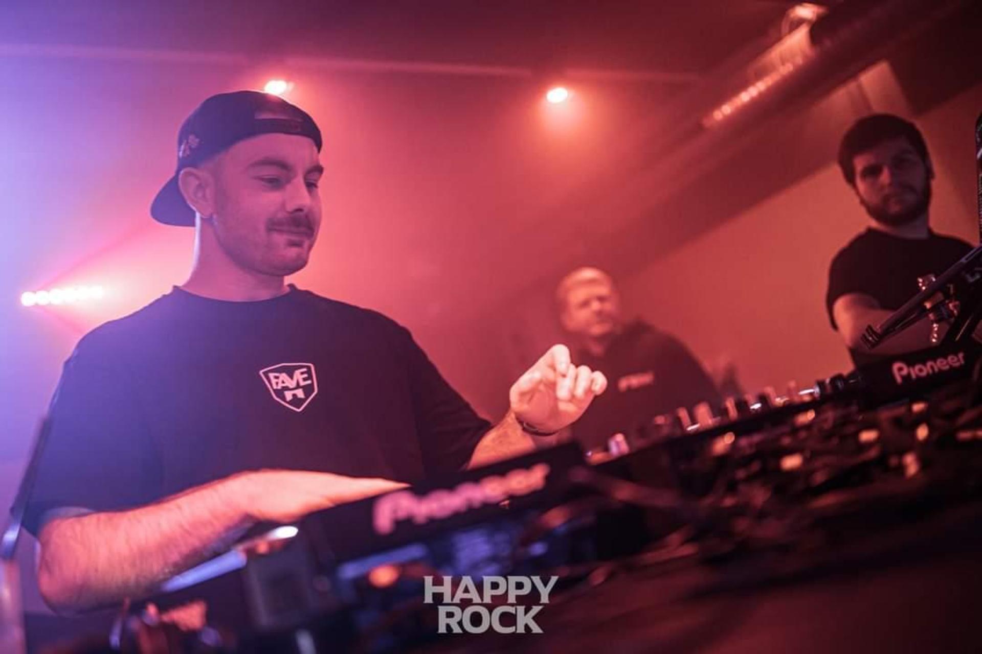 Kinkerlitzchen im Happy Rock. Feiern ab 16 bis die Wolken wieder lila sind dank Muttizettel! (Bild: Martin Sponsel)