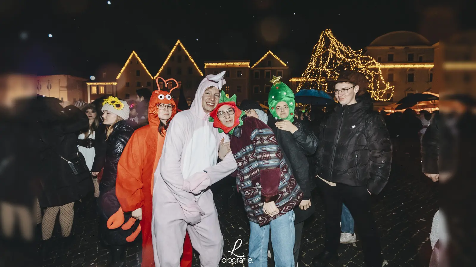 Hexennacht in Amberg. Die Fotos vom Weiberfasching am Marktplatz, exklusiv auf Amberg24.de (Bild: Lolografie)
