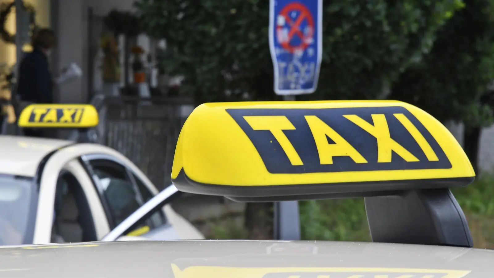 Eine Taxifahrerin ist in Amberg von einer 51-jährigen Frau geschlagen worden.  (Bild: Petra Hartl)