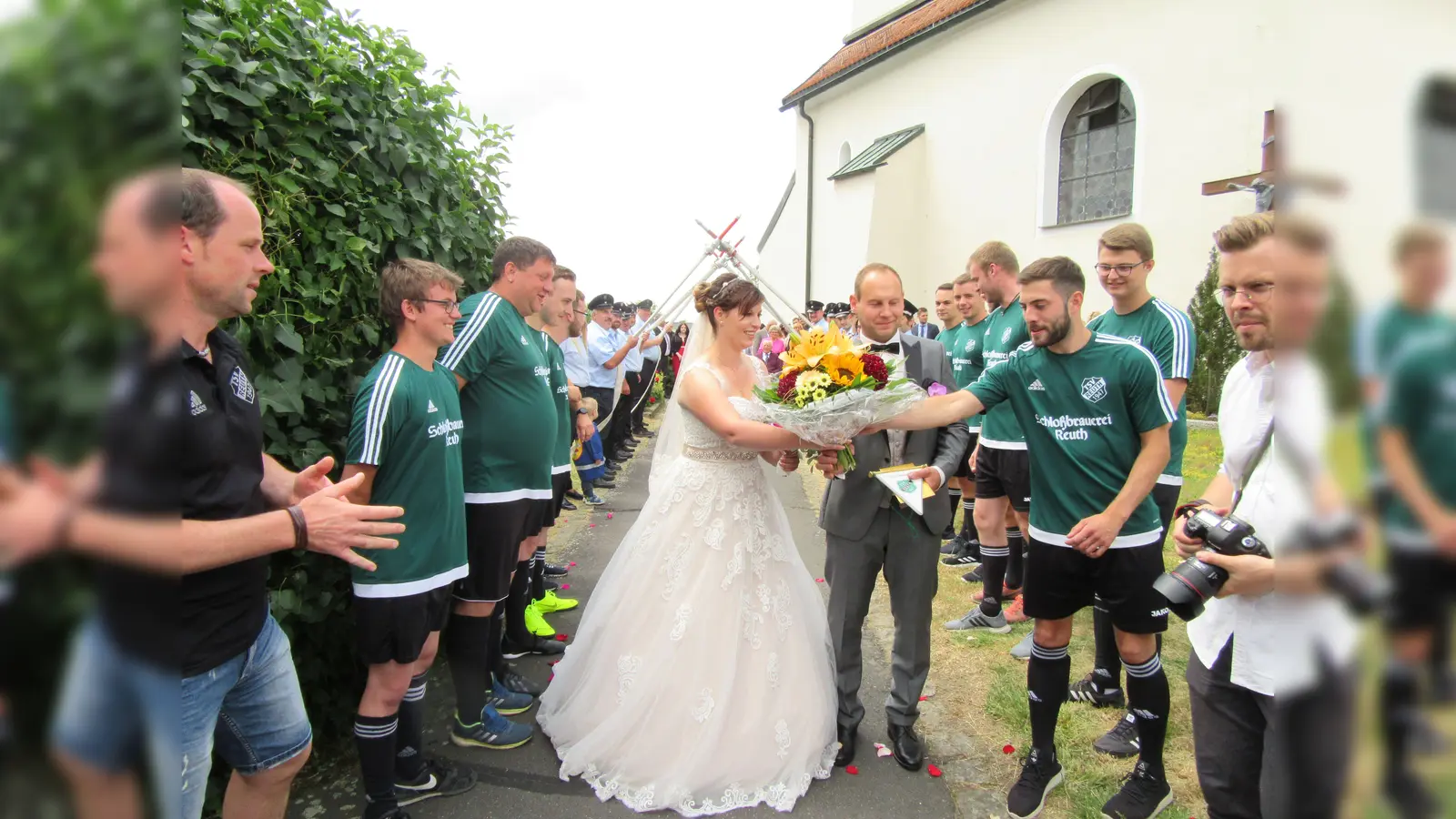 Die Reuther Fußballer standen bei der Hochzeit von Marlena Schreiber und Stefan Schieder Spalier. Für die Braut gab’s einen Blumenstrauß. (Bild: ang)