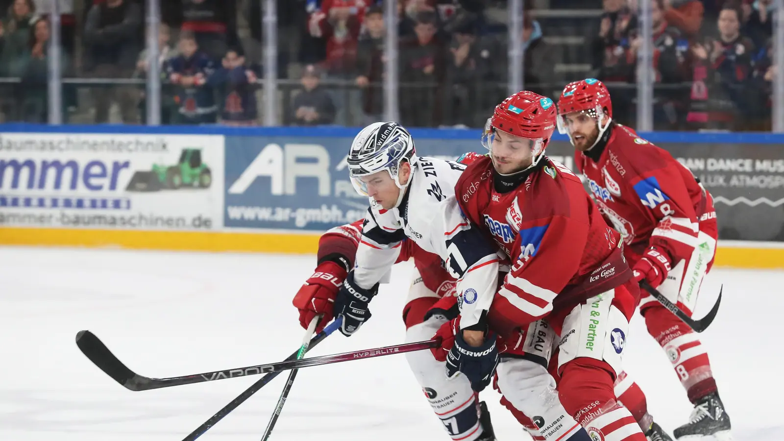 Vladislav Filin (links) erzielte den einzigen Treffer für die Blue Devils Weiden bei der 1:3-Niederlage beim EV Landshut. (Bild: Christine Vincon)