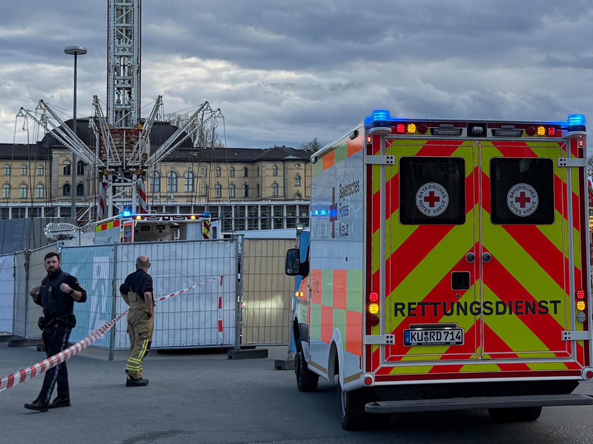 Rettungskräfte sind auf dem Volksfestplatz im Einsatz. Mehrere Menschen sind ersten Erkenntnissen zufolge bei einem Unfall mit einem Kettenkarussell in Bayreuth verletzt worden. (Bild: Ferdinand Merzbach / dpa)