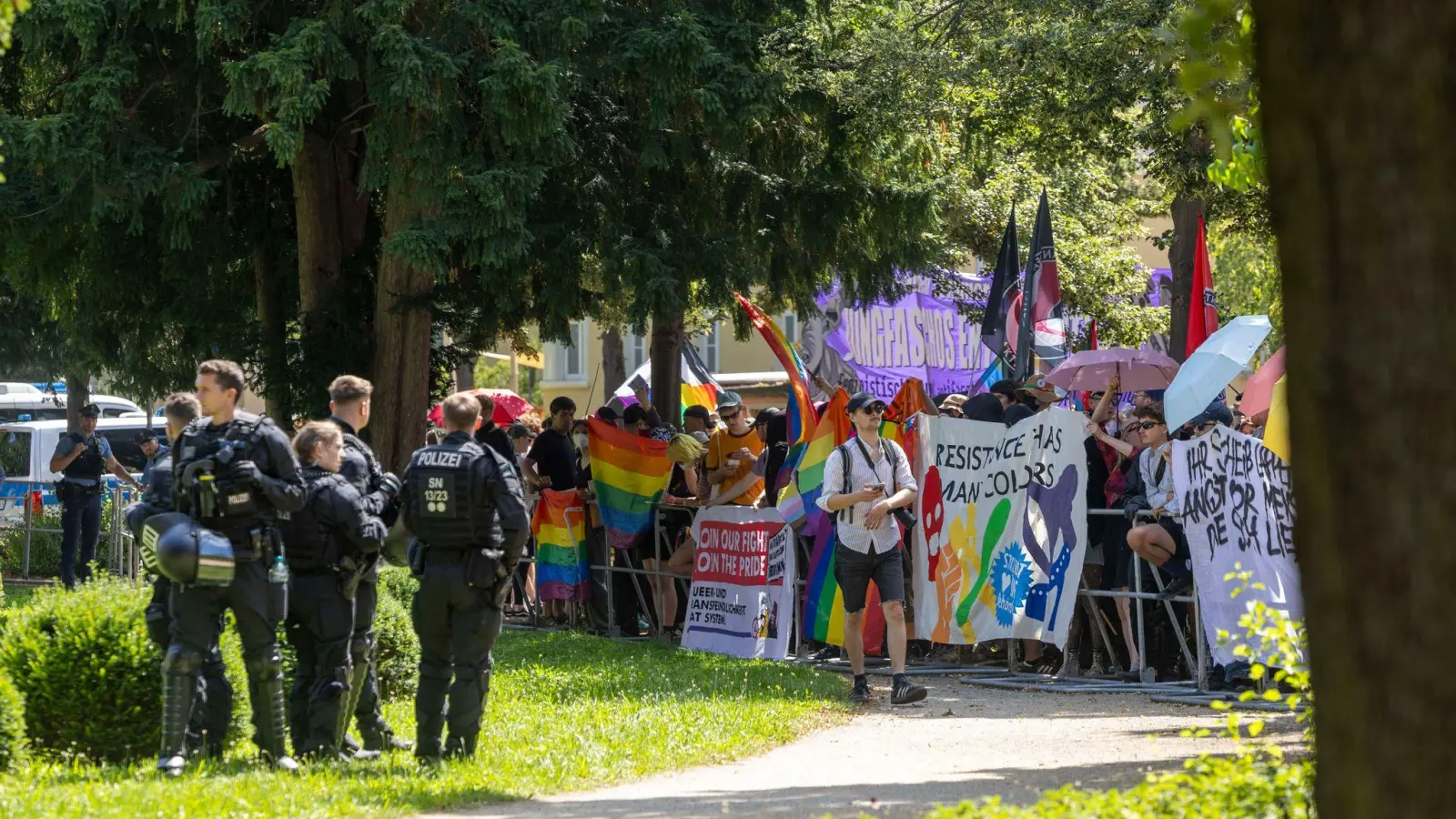 Zum CSD wurden bis zu 3.000 Menschen erwartet. (Bild: Daniel Wagner/dpa-Zentralbild/dpa)