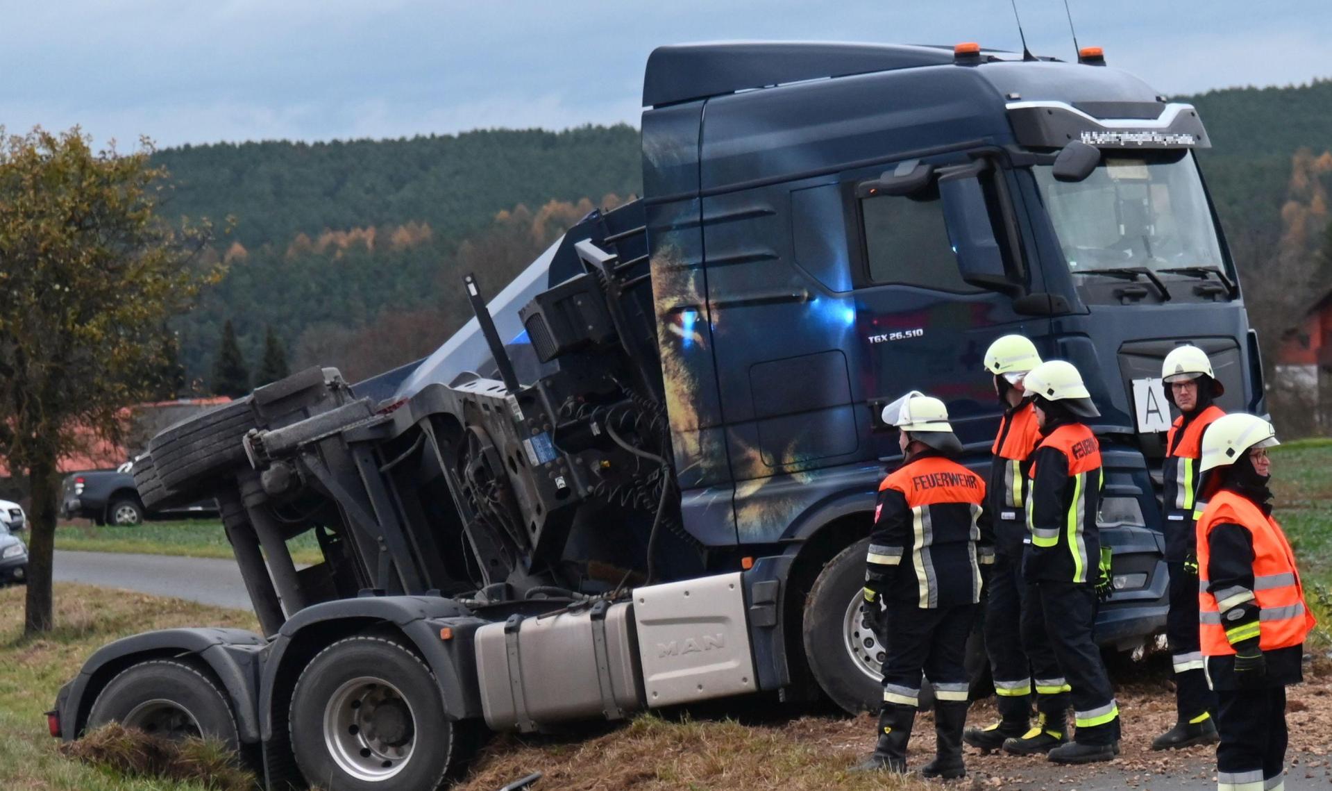 Das Lastwagengespann landete im Straßengraben, der Auflieger kippte zur Seite. (Bild: gf)