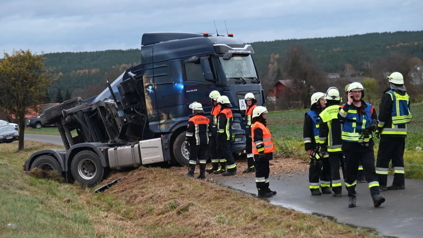 Das Lastwagengespann landete im Straßengraben, der Auflieger kippte zur Seite. (Bild: gf)