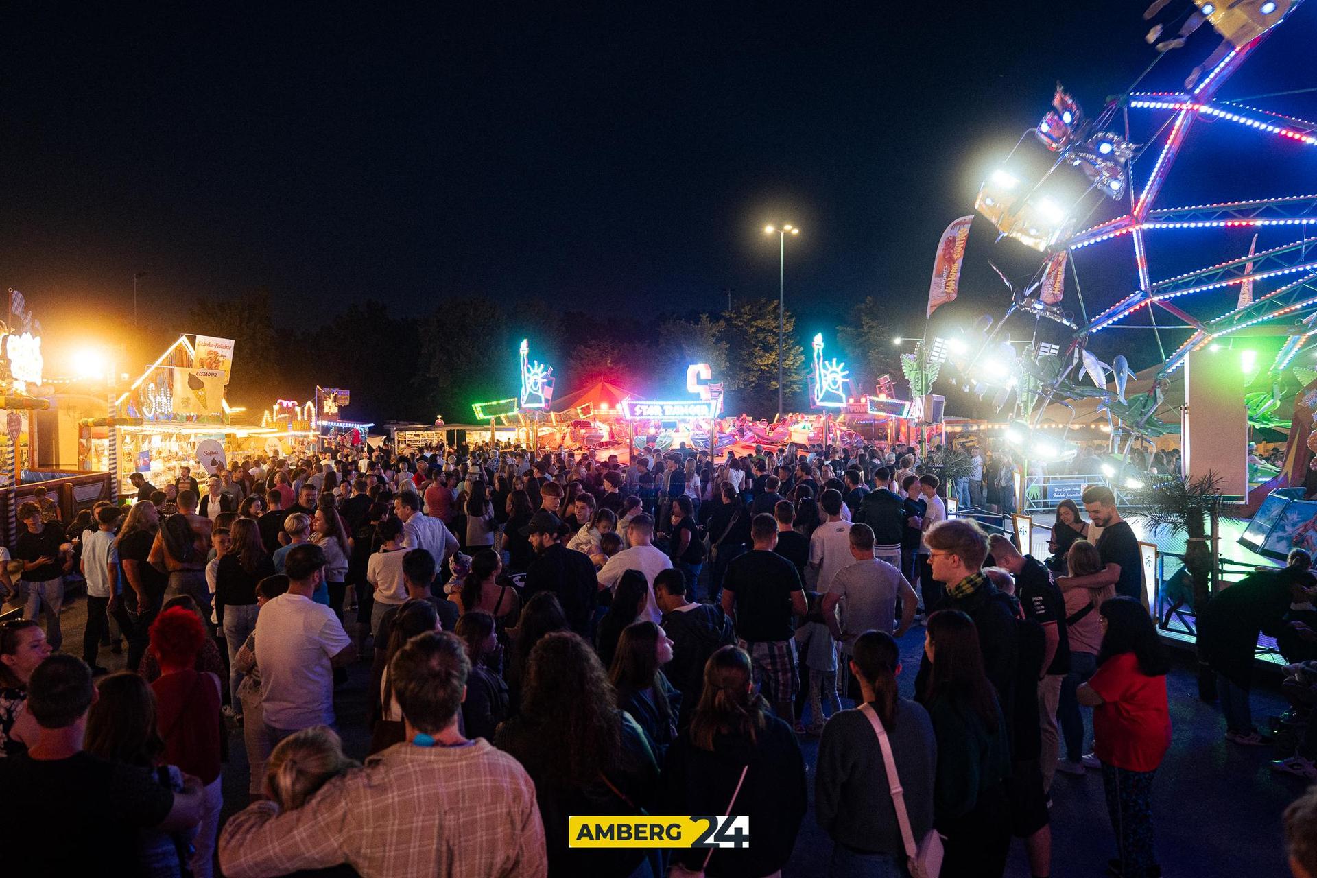 Am zweiten Dult-Freitag haben die „Bärntreiber” mit euch Party gemacht. Fotograf David war für uns unterwegs und hat die Stimmung festgehalten. (Bild: David Mueller)
