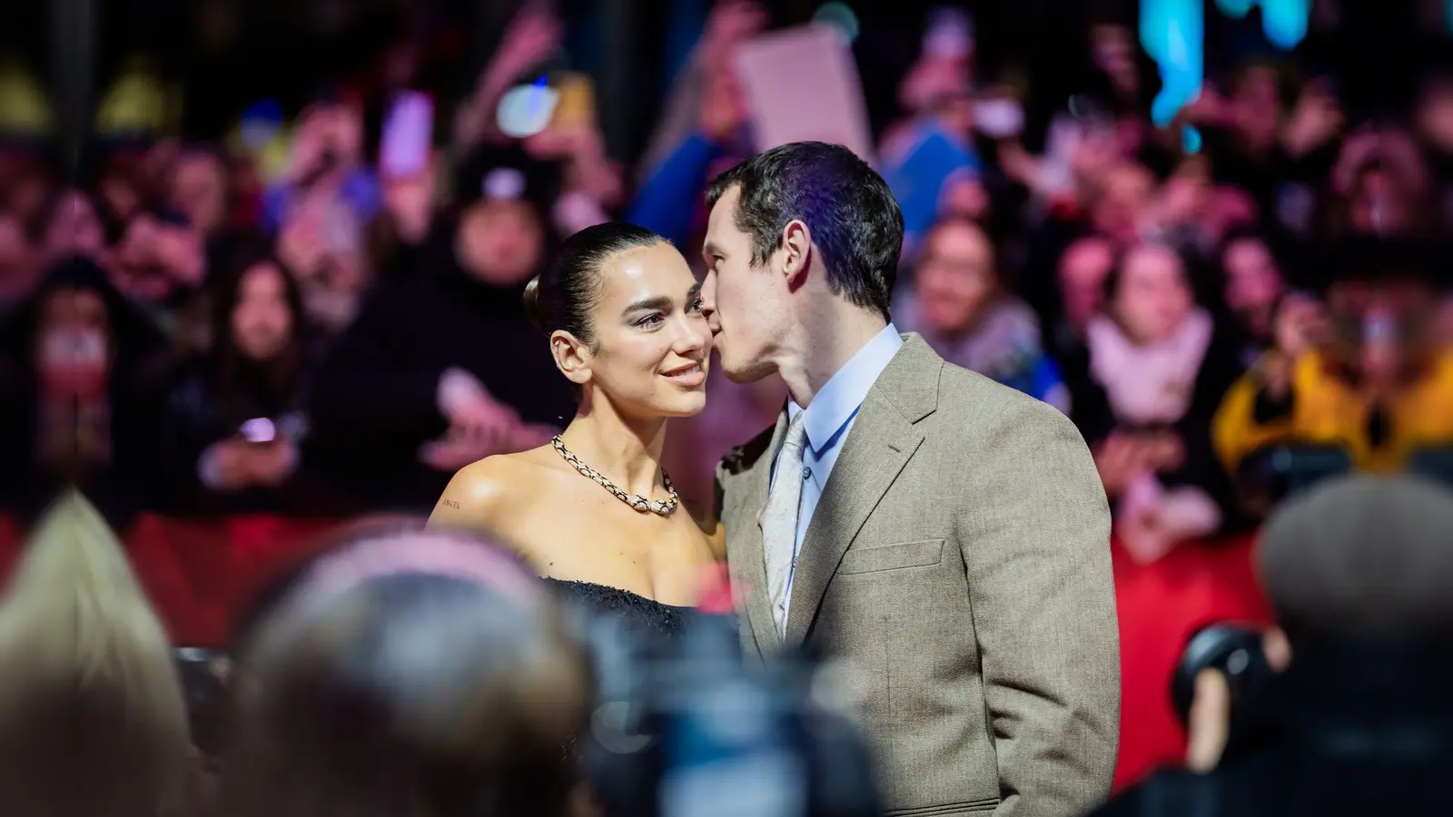 In Palermo läuft die große Party von Dua Lipa und Callum Turner. (Symbolbild: Christoph Soeder/dpa)