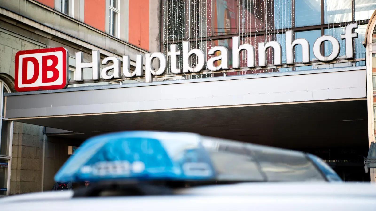 Im Rausch zerstört der Mann die Eingangstür der ehemaligen Wache am Hauptbahnhof. (Symbolbild) (Bild: Matthias Balk/dpa)