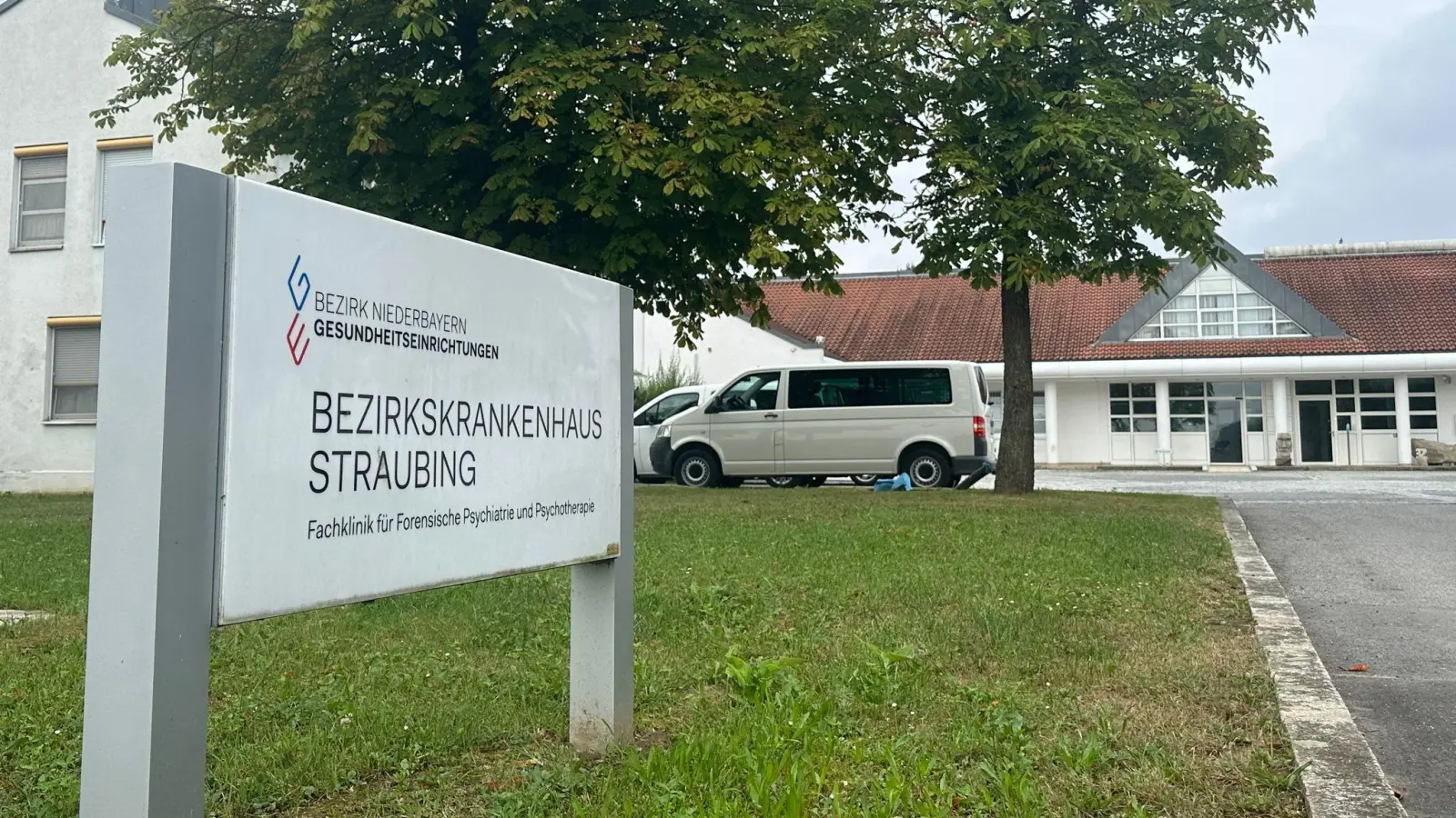 Vier Männer sind am 17. August im niederbayerischen Straubing aus einer geschlossenen Klinik entflohen. Jetzt wurde einer der Straftäter gefasst. (Bild: Ute Wessels/dpa)