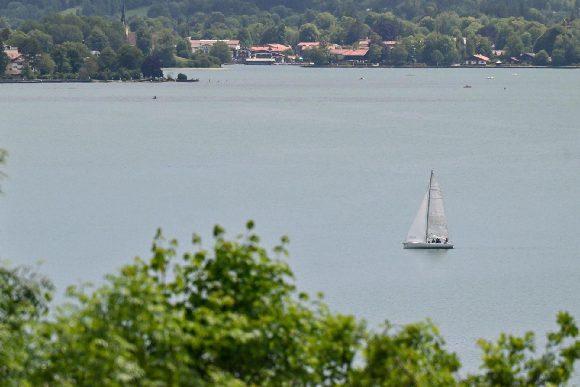 Rettungskräfte konnten den Mann nur noch tot aus dem Tegernsee bergen. (Symbolbild) (Bild: Peter Kneffel/dpa)