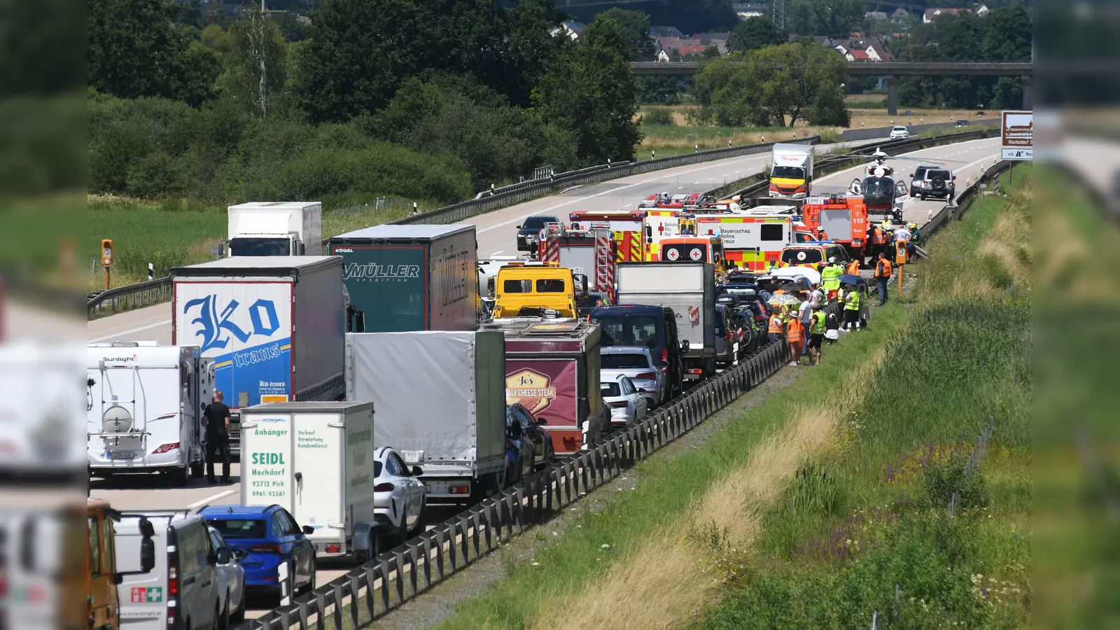 Nach einem Unfall zwischen einem LKW und einem Pannen-PKW ist die A93 in Richtung Weiden gesperrt.  (Bild: Gabi Schönberger)
