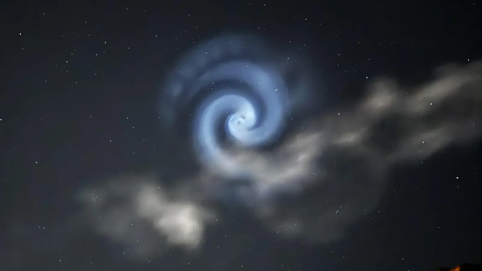 Ein mysteriöses blaues Licht erleuchtete am Montagabend den Himmel über der Oberpfalz. Aufgezeichnet wurde dieses Bild in Weiden. (Bild: Nadja Hadzic)