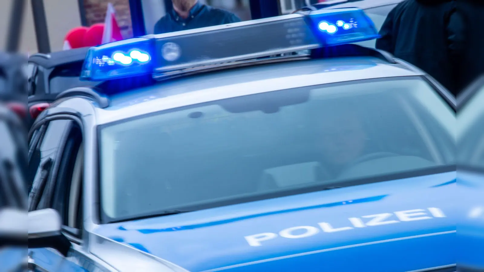 Die Amberger Polizei hatte es am Sonntagmorgen in einem Lokal in der Bäumlstraße mit einem Gast zu tun, der zu später Stunde nicht gehen wollte.  (Symbolbild: Jens Büttner/dpa)