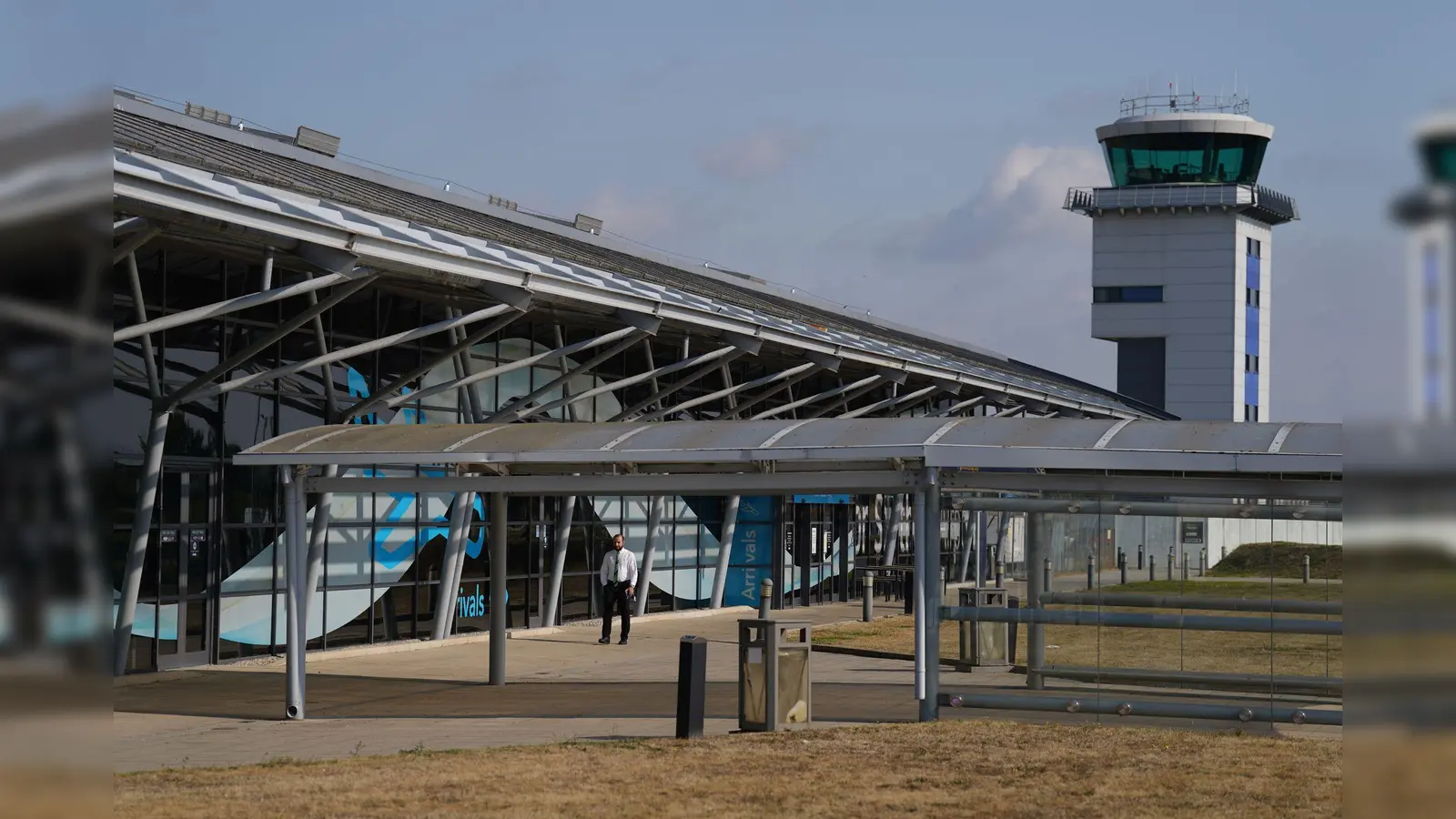 Der Flughafen London Southend bleibt nach dem Absturz eines Geschäftsflugzeugs vorübergehend geschlossen. (Bild: Joe Giddens/PA Wire/dpa)