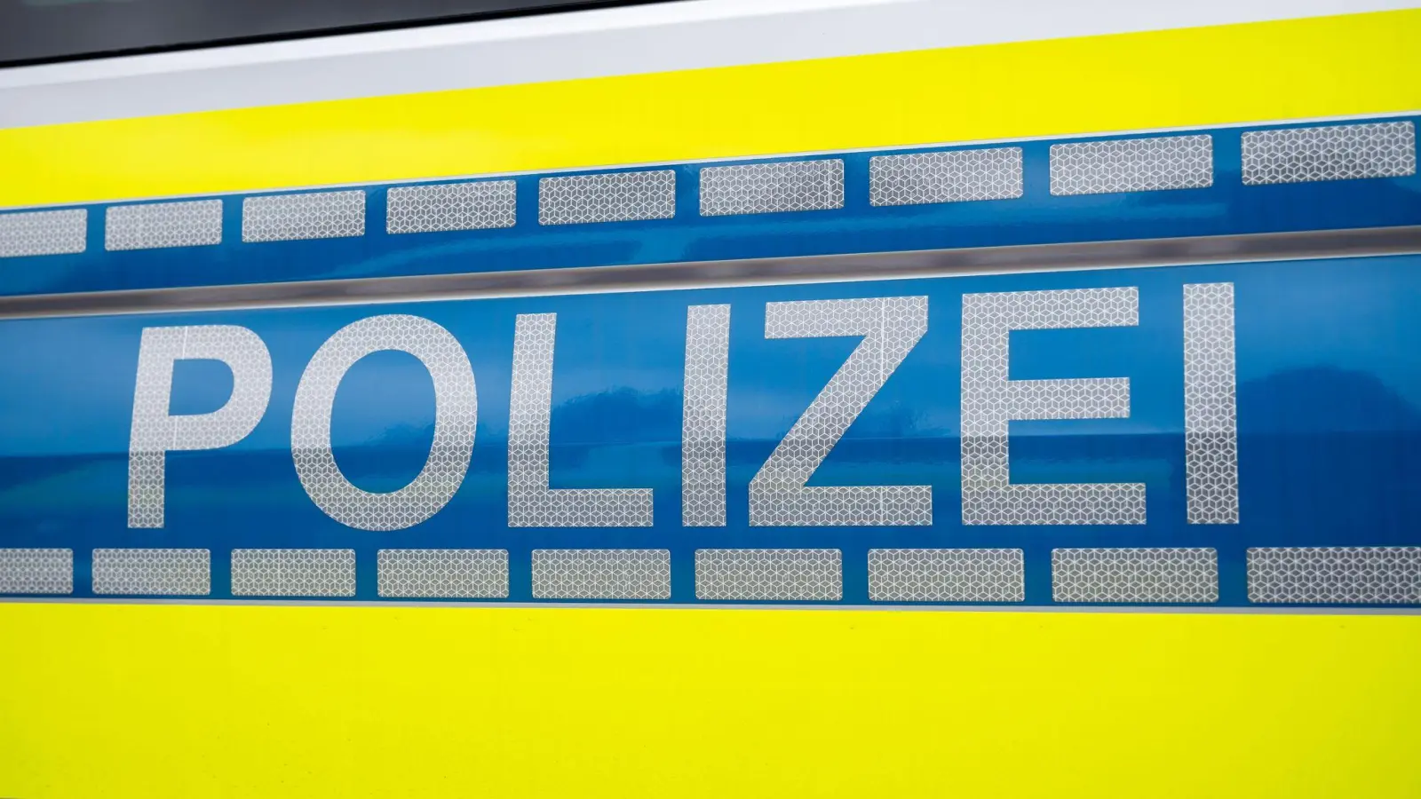 Mit einem Bild aus einer Überwachungskamera sucht die Polizei nach dem Täter. (Symbolbild: Daniel Vogl/dpa)